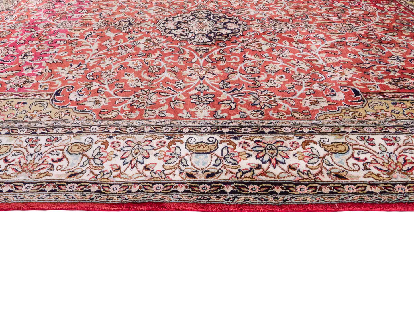 Handgeknüpfter Kaschmir Seidenteppich von Khademi aus Seide, rot. Feiner, indischer Orientteppich mit klassischem Medaillon von Hand geknüpft in Iran. Größe: 187 cm x 126 cm. Teppichnummer: SB3-1162 | Jupiter Intl.