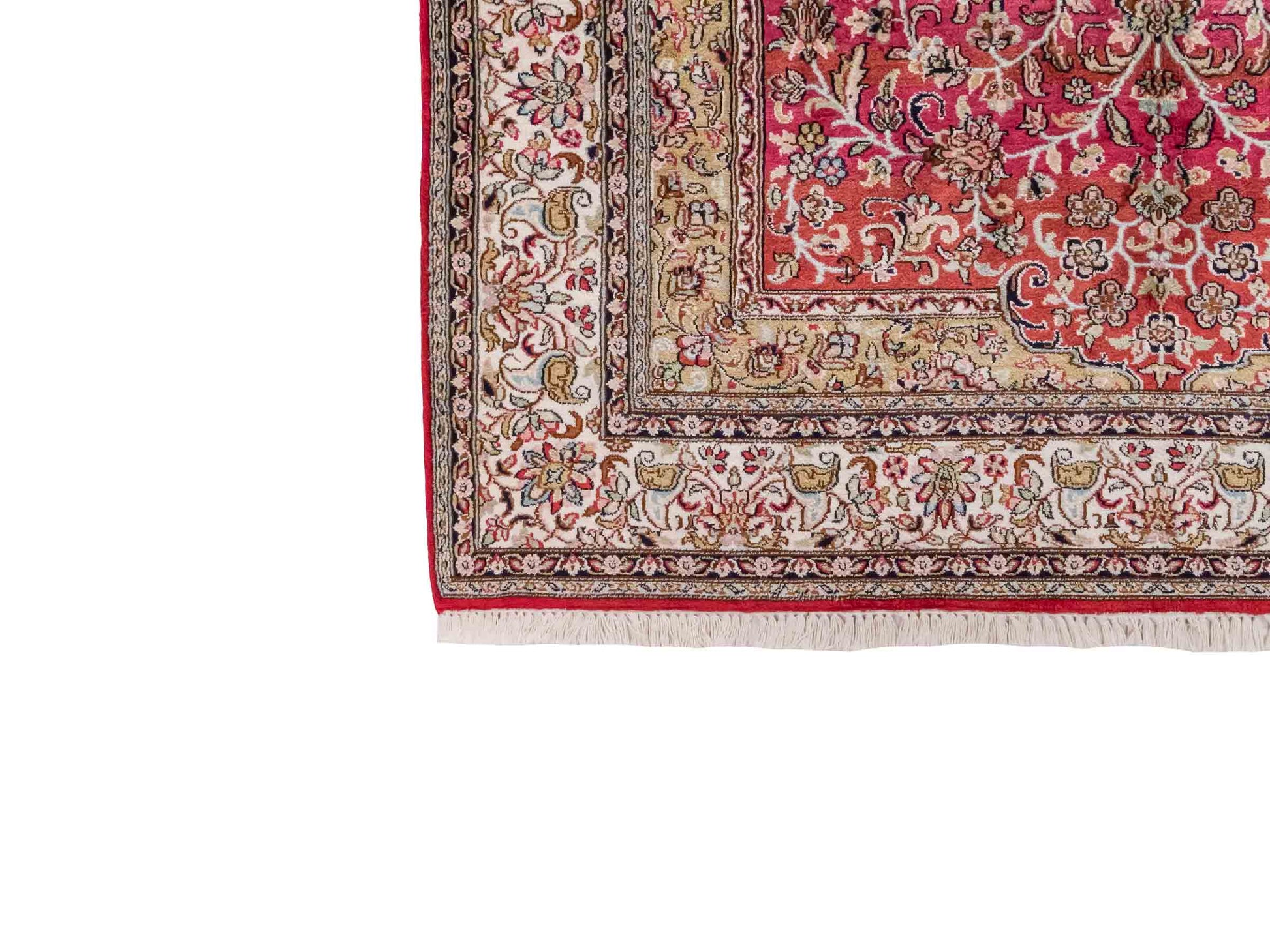 Handgeknüpfter Kaschmir Seidenteppich von Khademi aus Seide, rot. Feiner, indischer Orientteppich mit klassischem Medaillon von Hand geknüpft in Iran. Größe: 187 cm x 126 cm. Teppichnummer: SB3-1162 | Jupiter Intl.