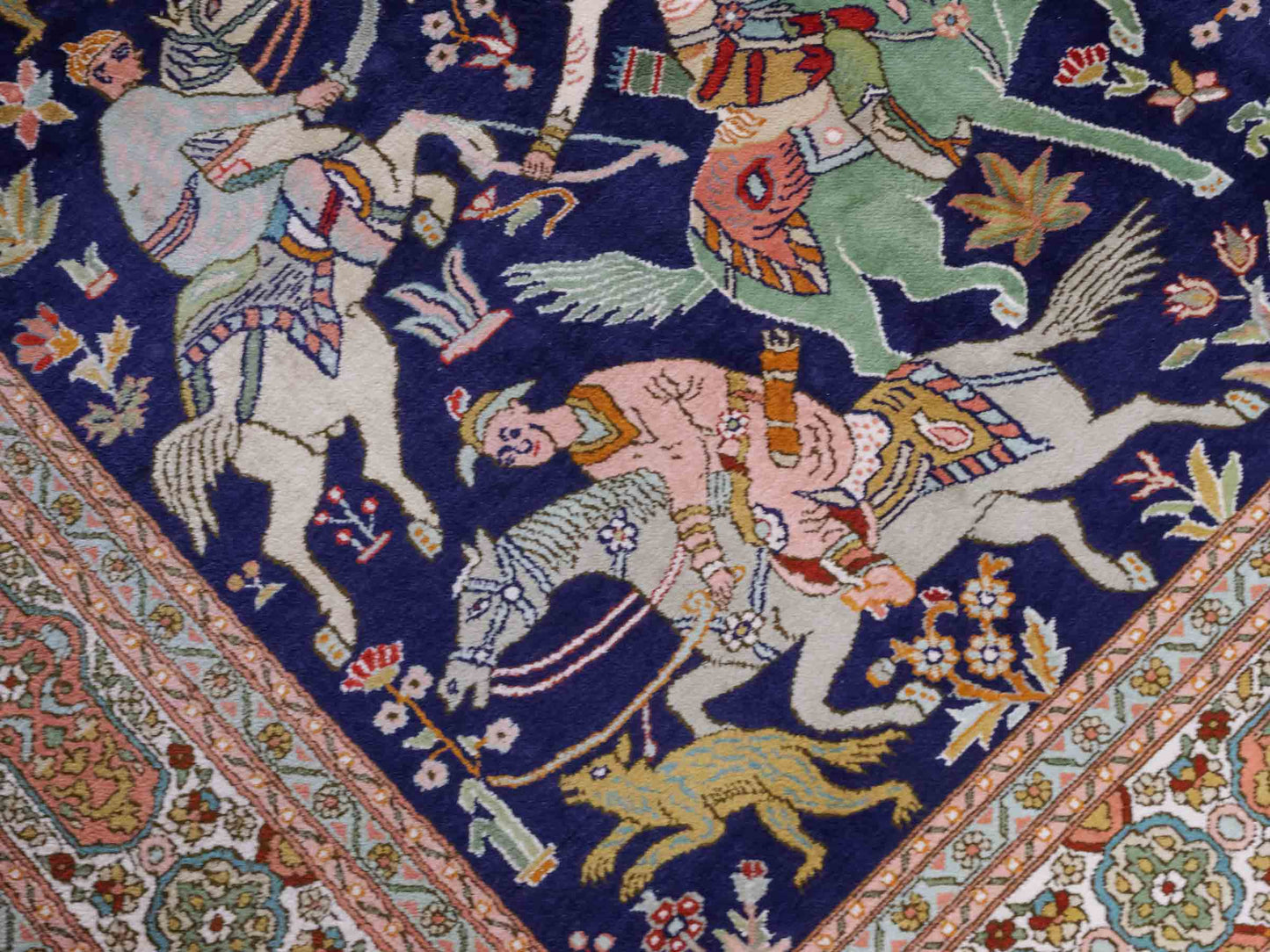 Handgeknüpfter Kaschmir Seidenteppich von Khademi aus Seide, dunkelblau. Feiner, indischer Orientteppich mit klassischem Jagdmotiv von Hand geknüpft in Indien. Größe: 285 cm x 184 cm. Teppichnummer: SB3-1174 | Jupiter Intl.
