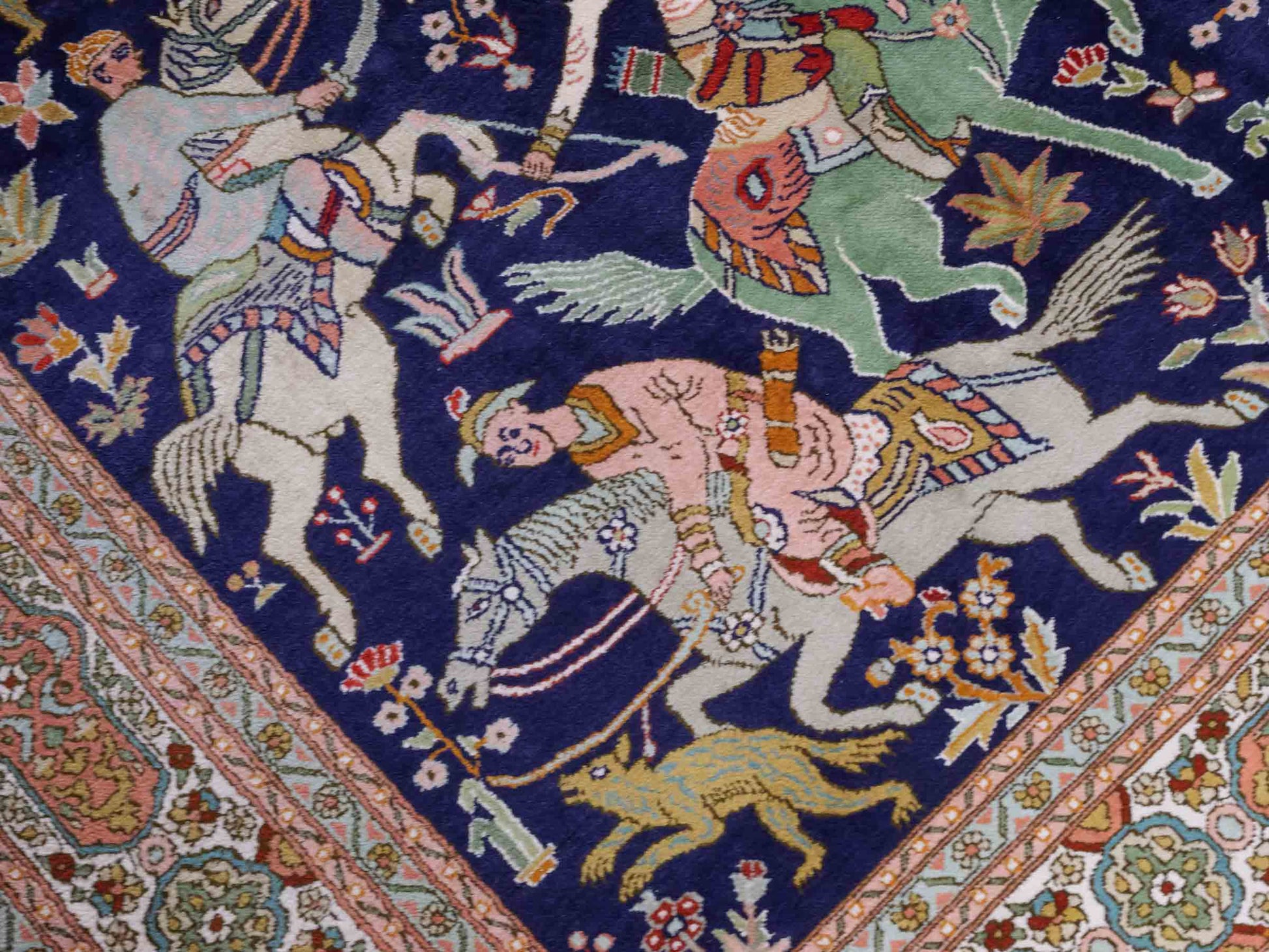 Handgeknüpfter Kaschmir Seidenteppich von Khademi aus Seide, dunkelblau. Feiner, indischer Orientteppich mit klassischem Jagdmotiv von Hand geknüpft in Indien. Größe: 285 cm x 184 cm. Teppichnummer: SB3-1174 | Jupiter Intl.