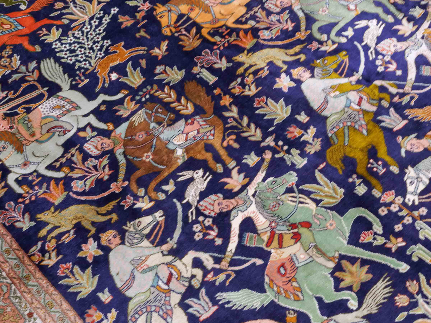 Handgeknüpfter Kaschmir Seidenteppich von Khademi aus Seide, dunkelblau. Feiner, indischer Orientteppich mit klassischem Jagdmotiv von Hand geknüpft in Indien. Größe: 285 cm x 184 cm. Teppichnummer: SB3-1174 | Jupiter Intl.