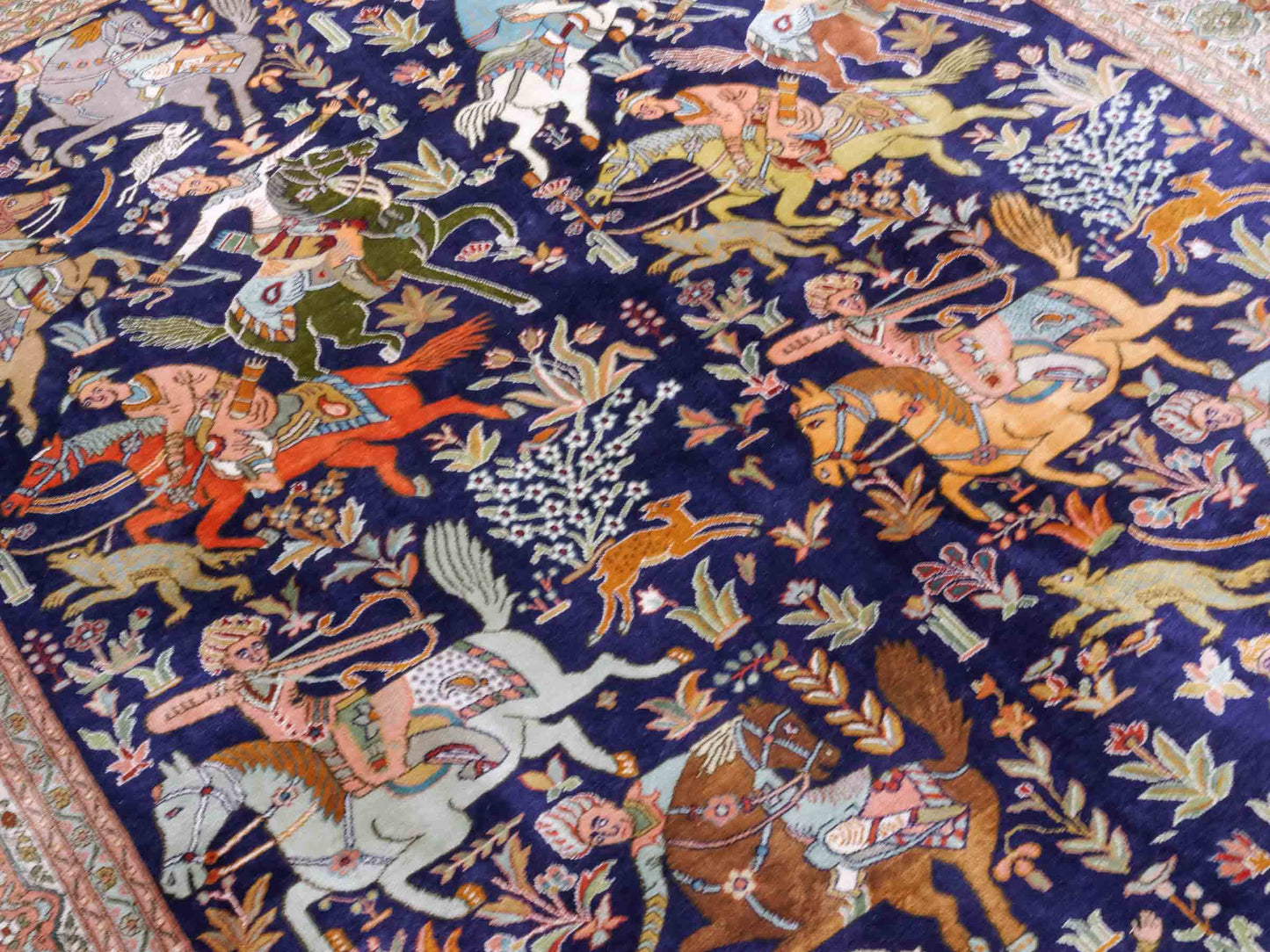 Handgeknüpfter Kaschmir Seidenteppich von Khademi aus Seide, dunkelblau. Feiner, indischer Orientteppich mit klassischem Jagdmotiv von Hand geknüpft in Indien. Größe: 285 cm x 184 cm. Teppichnummer: SB3-1174 | Jupiter Intl.