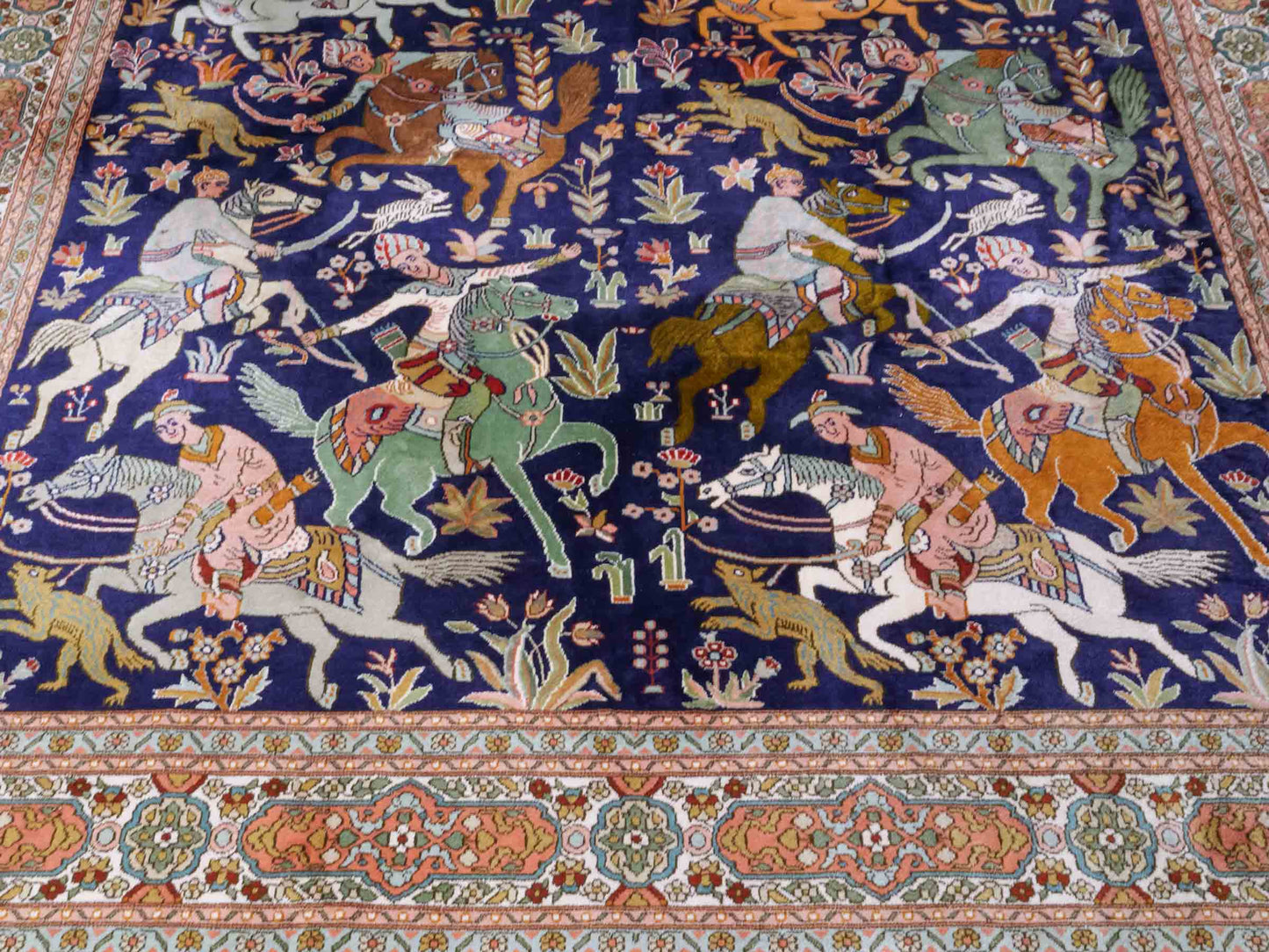 Handgeknüpfter Kaschmir Seidenteppich von Khademi aus Seide, dunkelblau. Feiner, indischer Orientteppich mit klassischem Jagdmotiv von Hand geknüpft in Indien. Größe: 285 cm x 184 cm. Teppichnummer: SB3-1174 | Jupiter Intl.