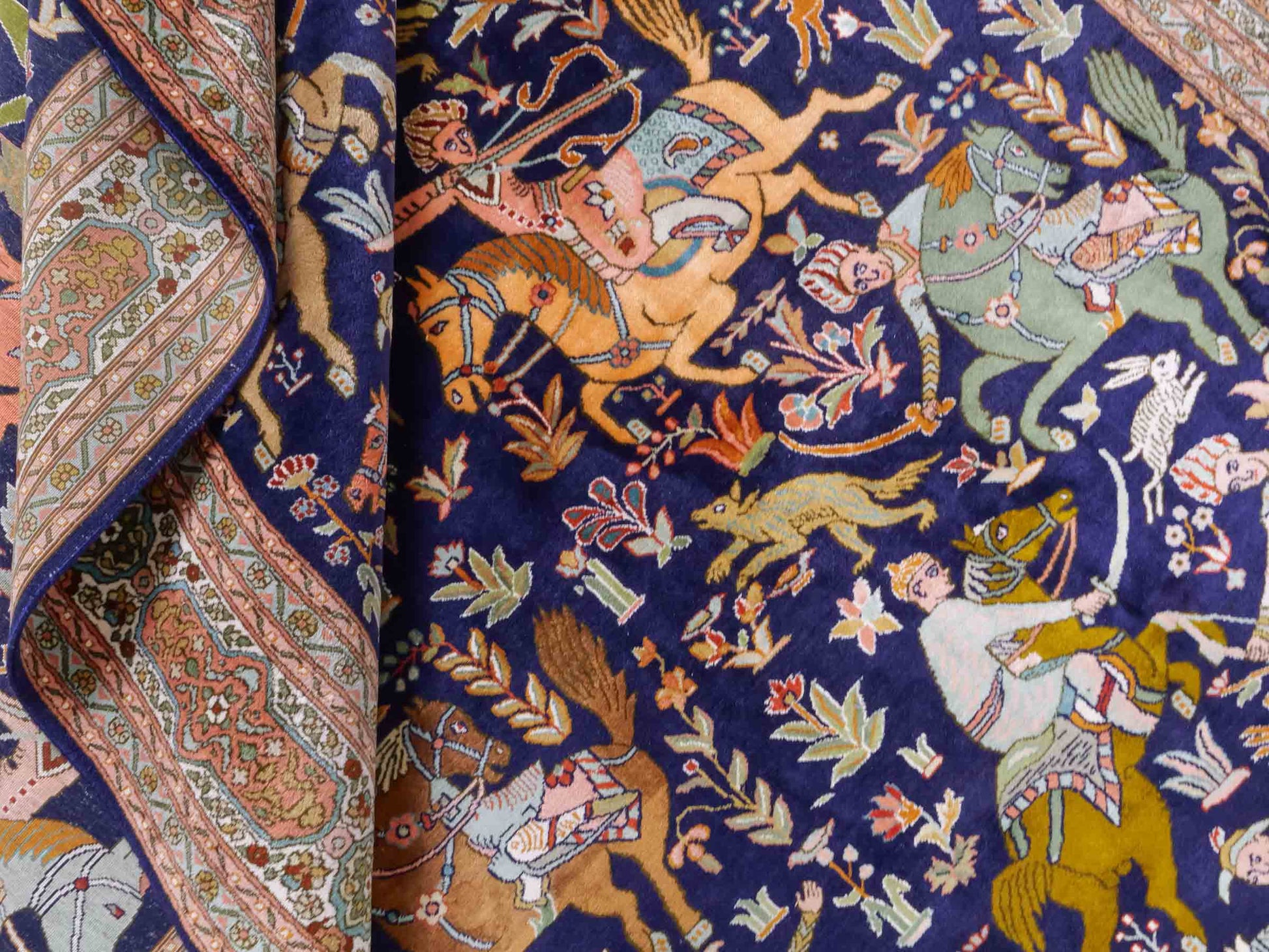 Handgeknüpfter Kaschmir Seidenteppich von Khademi aus Seide, dunkelblau. Feiner, indischer Orientteppich mit klassischem Jagdmotiv von Hand geknüpft in Indien. Größe: 285 cm x 184 cm. Teppichnummer: SB3-1174 | Jupiter Intl.