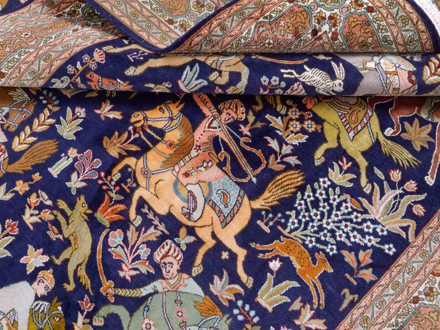 Handgeknüpfter Kaschmir Seidenteppich von Khademi aus Seide, dunkelblau. Feiner, indischer Orientteppich mit klassischem Jagdmotiv von Hand geknüpft in Indien. Größe: 285 cm x 184 cm. Teppichnummer: SB3-1174 | Jupiter Intl.