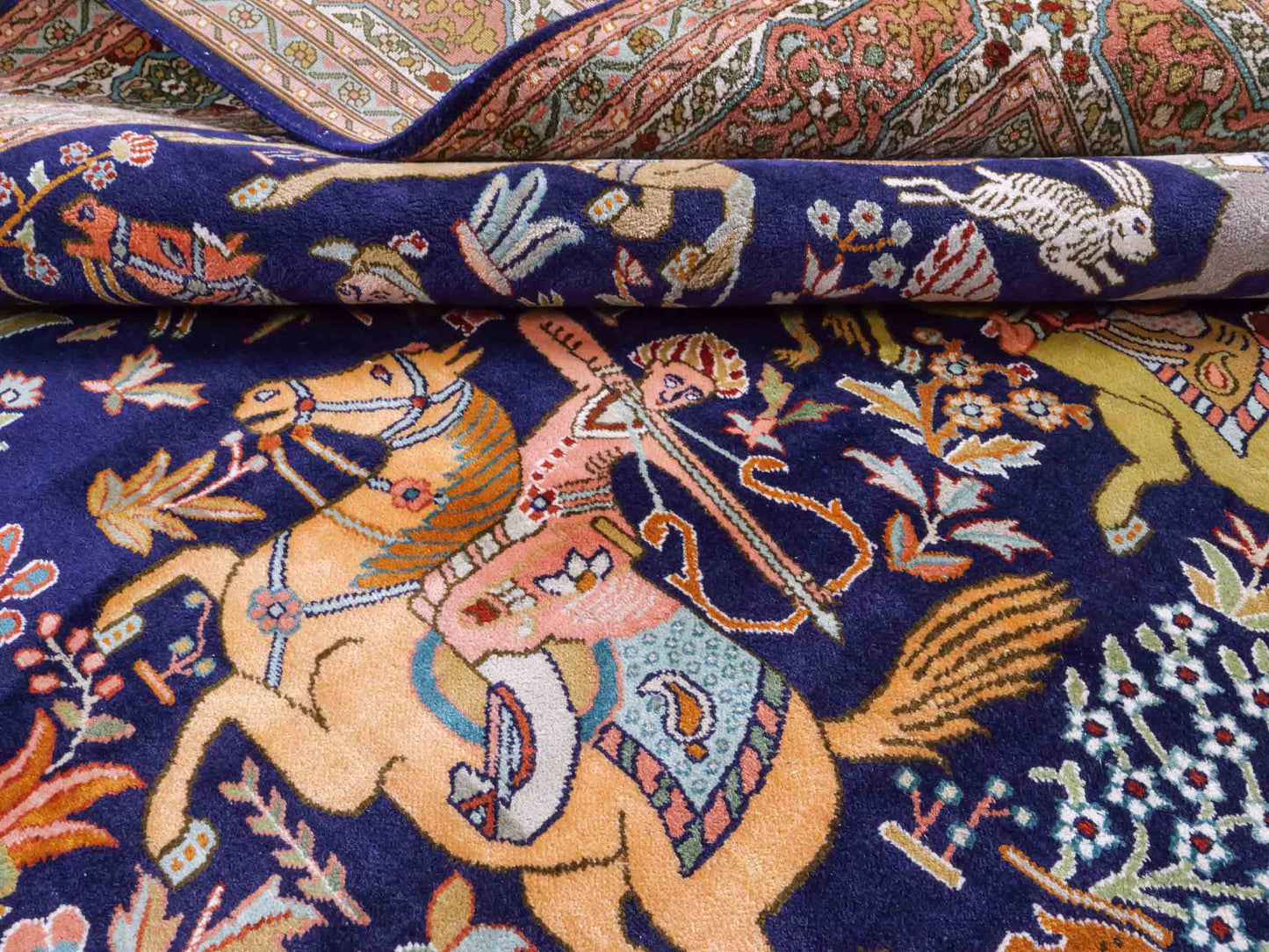 Handgeknüpfter Kaschmir Seidenteppich von Khademi aus Seide, dunkelblau. Feiner, indischer Orientteppich mit klassischem Jagdmotiv von Hand geknüpft in Indien. Größe: 285 cm x 184 cm. Teppichnummer: SB3-1174 | Jupiter Intl.