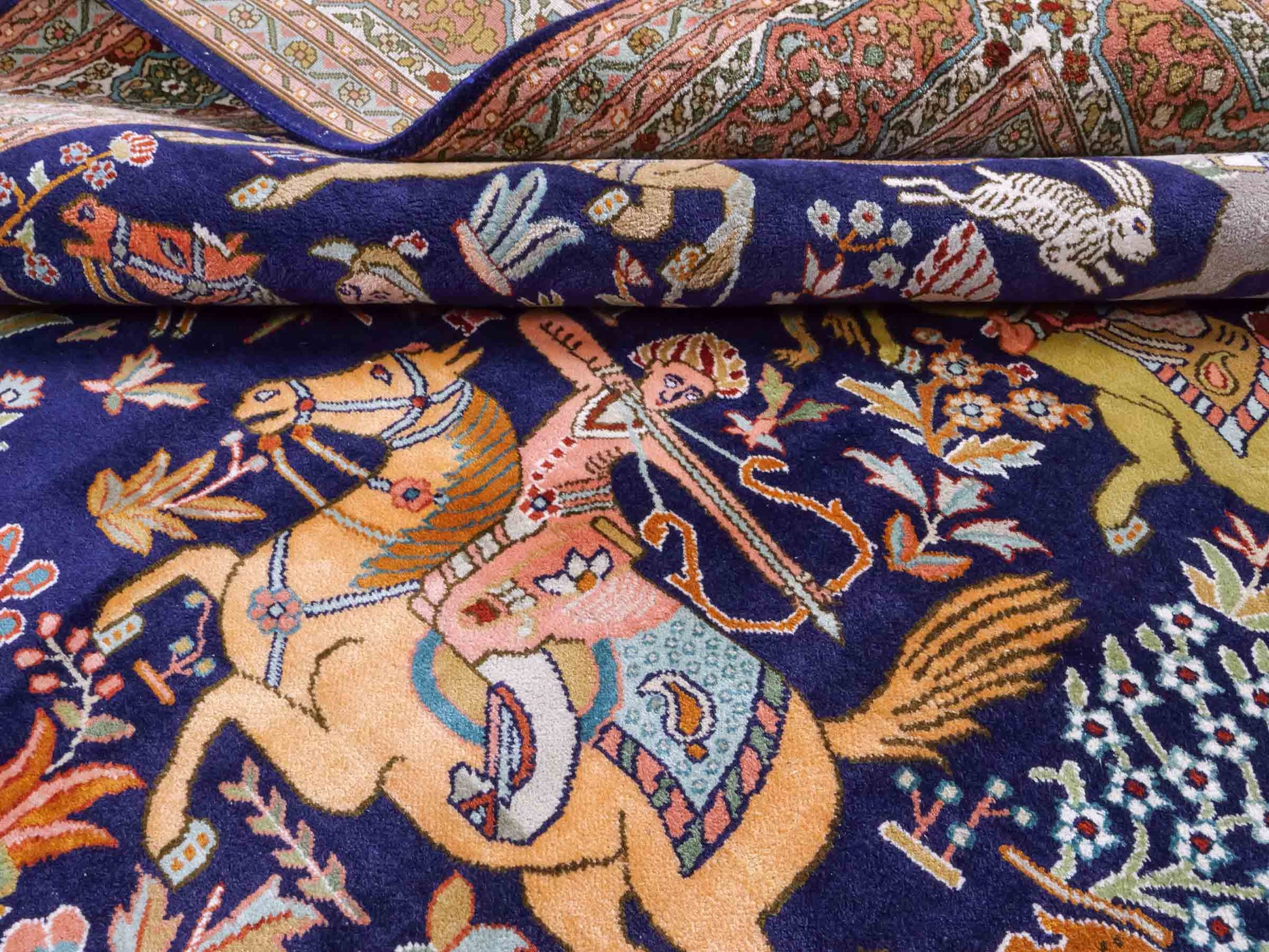 Handgeknüpfter Kaschmir Seidenteppich von Khademi aus Seide, dunkelblau. Feiner, indischer Orientteppich mit klassischem Jagdmotiv von Hand geknüpft in Indien. Größe: 285 cm x 184 cm. Teppichnummer: SB3-1174 | Jupiter Intl.