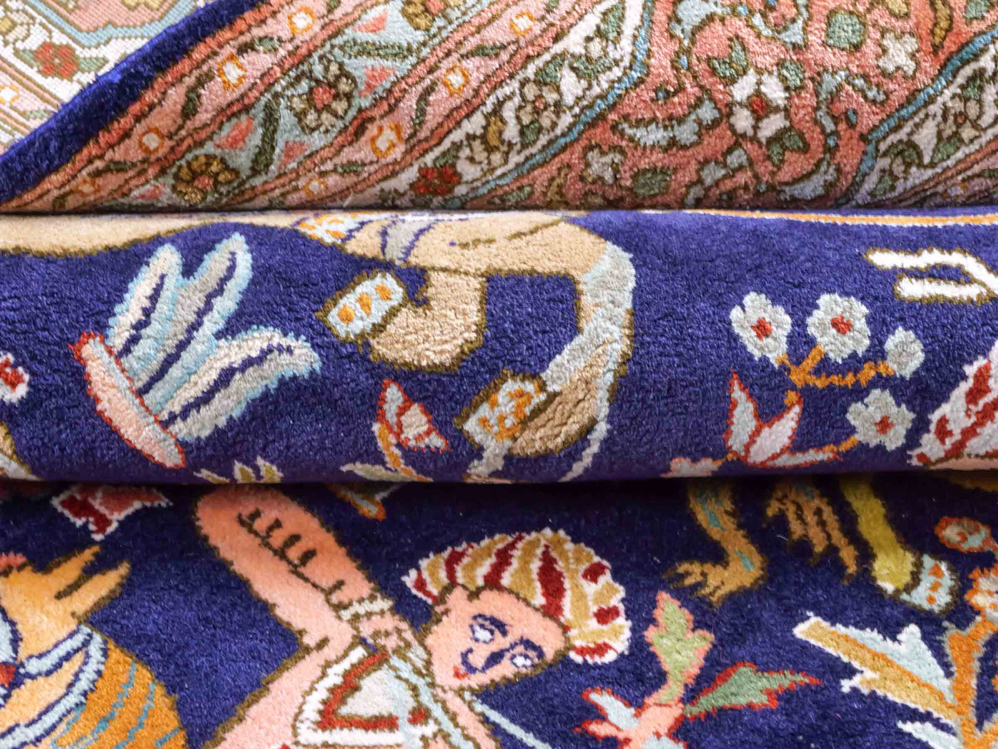 Handgeknüpfter Kaschmir Seidenteppich von Khademi aus Seide, dunkelblau. Feiner, indischer Orientteppich mit klassischem Jagdmotiv von Hand geknüpft in Indien. Größe: 285 cm x 184 cm. Teppichnummer: SB3-1174 | Jupiter Intl.