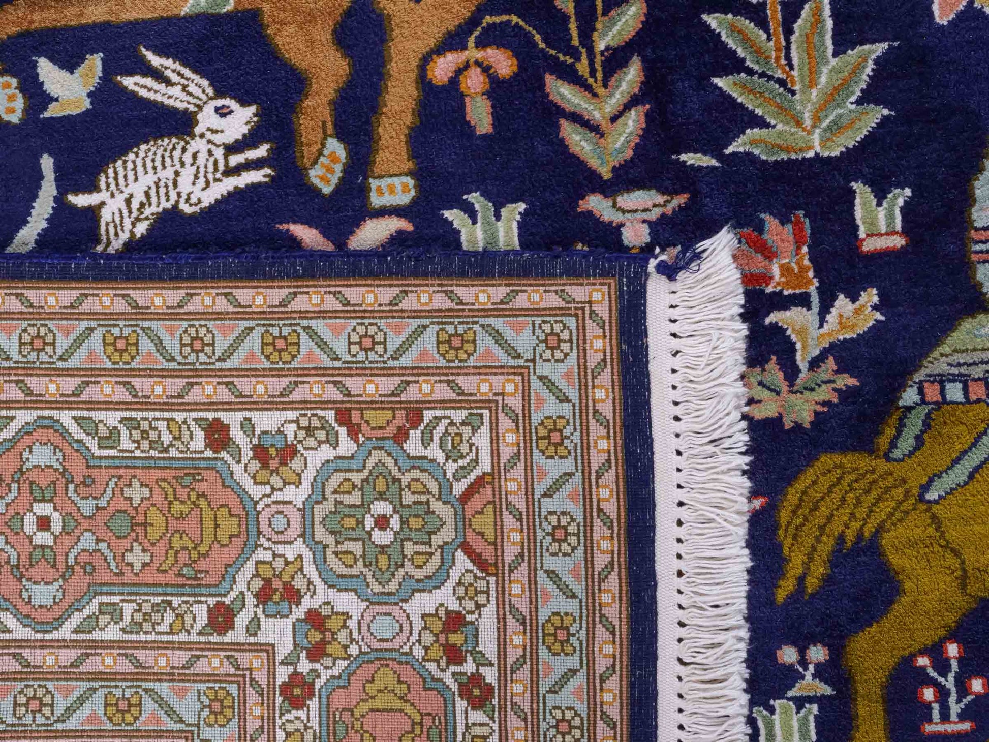 Handgeknüpfter Kaschmir Seidenteppich von Khademi aus Seide, dunkelblau. Feiner, indischer Orientteppich mit klassischem Jagdmotiv von Hand geknüpft in Indien. Größe: 285 cm x 184 cm. Teppichnummer: SB3-1174 | Jupiter Intl.