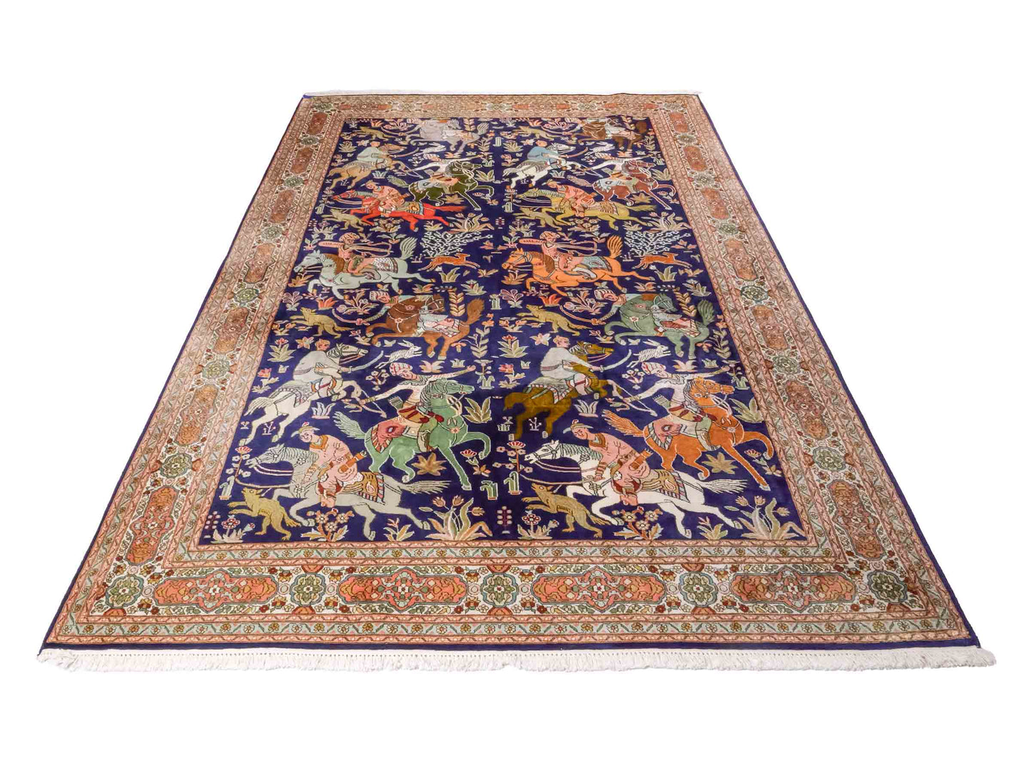 Handgeknüpfter Kaschmir Seidenteppich von Khademi aus Seide, dunkelblau. Feiner, indischer Orientteppich mit klassischem Jagdmotiv von Hand geknüpft in Indien. Größe: 285 cm x 184 cm. Teppichnummer: SB3-1174 | Jupiter Intl.