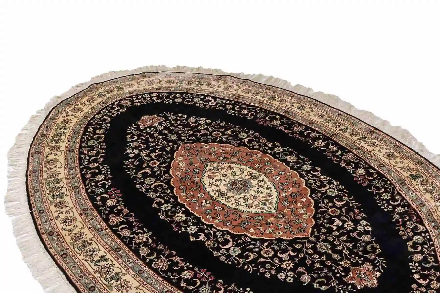 Kollektionsbanner: Teppichform - Oval © Daniel Khademi, JUPITER Intl.