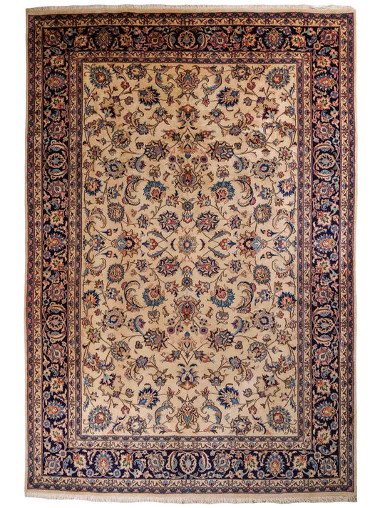 Handgeknüpfter Maschhad Perserteppich von Khademi aus Wolle, cremeweiß, beige. Klassisches, florales Allover-Design. Traditionell von Hand geknüpft in Iran / Persien. Größe: 299 cm x 198 cm. Teppichnummer: RB3-1070. Verkauf durch Jupiter Intl.