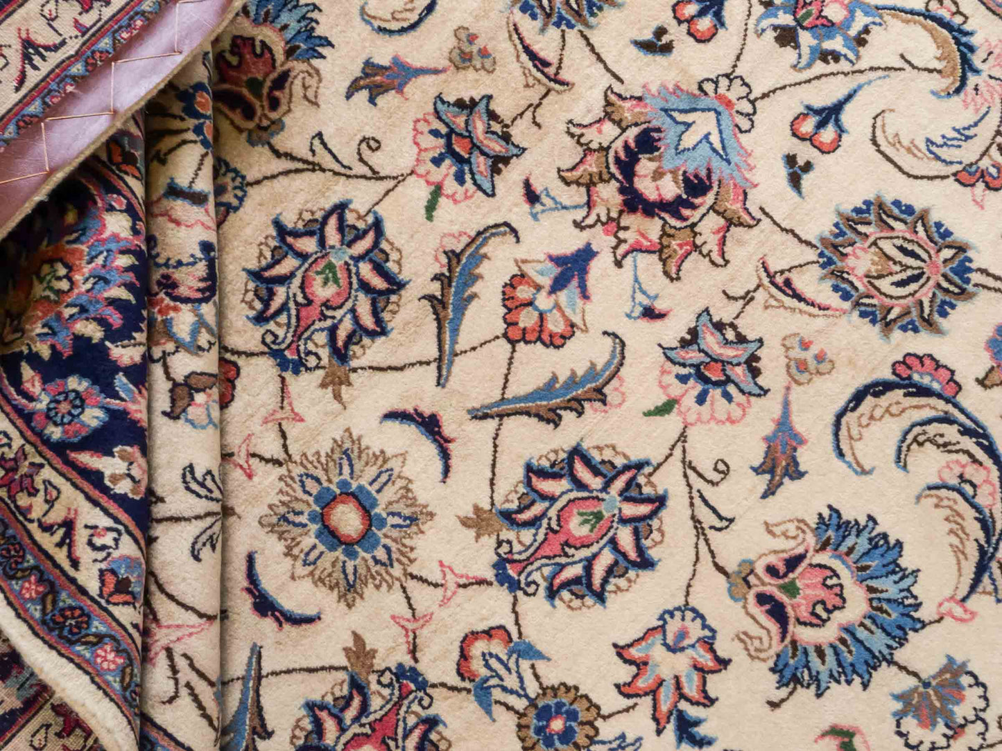 Handgeknüpfter Maschhad Perserteppich von Khademi aus Wolle, cremeweiß, beige. Klassisches, florales Allover-Design. Traditionell von Hand geknüpft in Iran / Persien. Größe: 299 cm x 198 cm. Teppichnummer: RB3-1070. Verkauf durch Jupiter Intl.