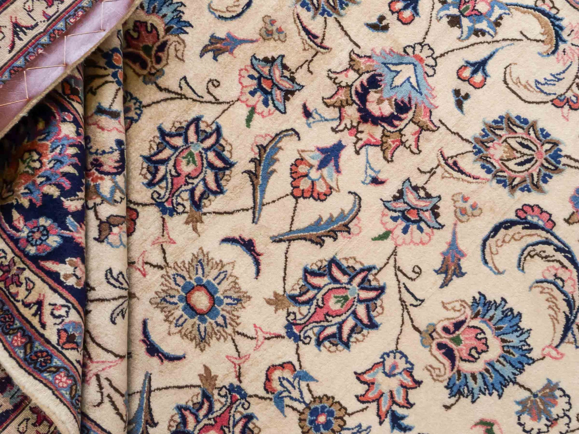 Handgeknüpfter Maschhad Perserteppich von Khademi aus Wolle, cremeweiß, beige. Klassisches, florales Allover-Design. Traditionell von Hand geknüpft in Iran / Persien. Größe: 299 cm x 198 cm. Teppichnummer: RB3-1070. Verkauf durch Jupiter Intl.