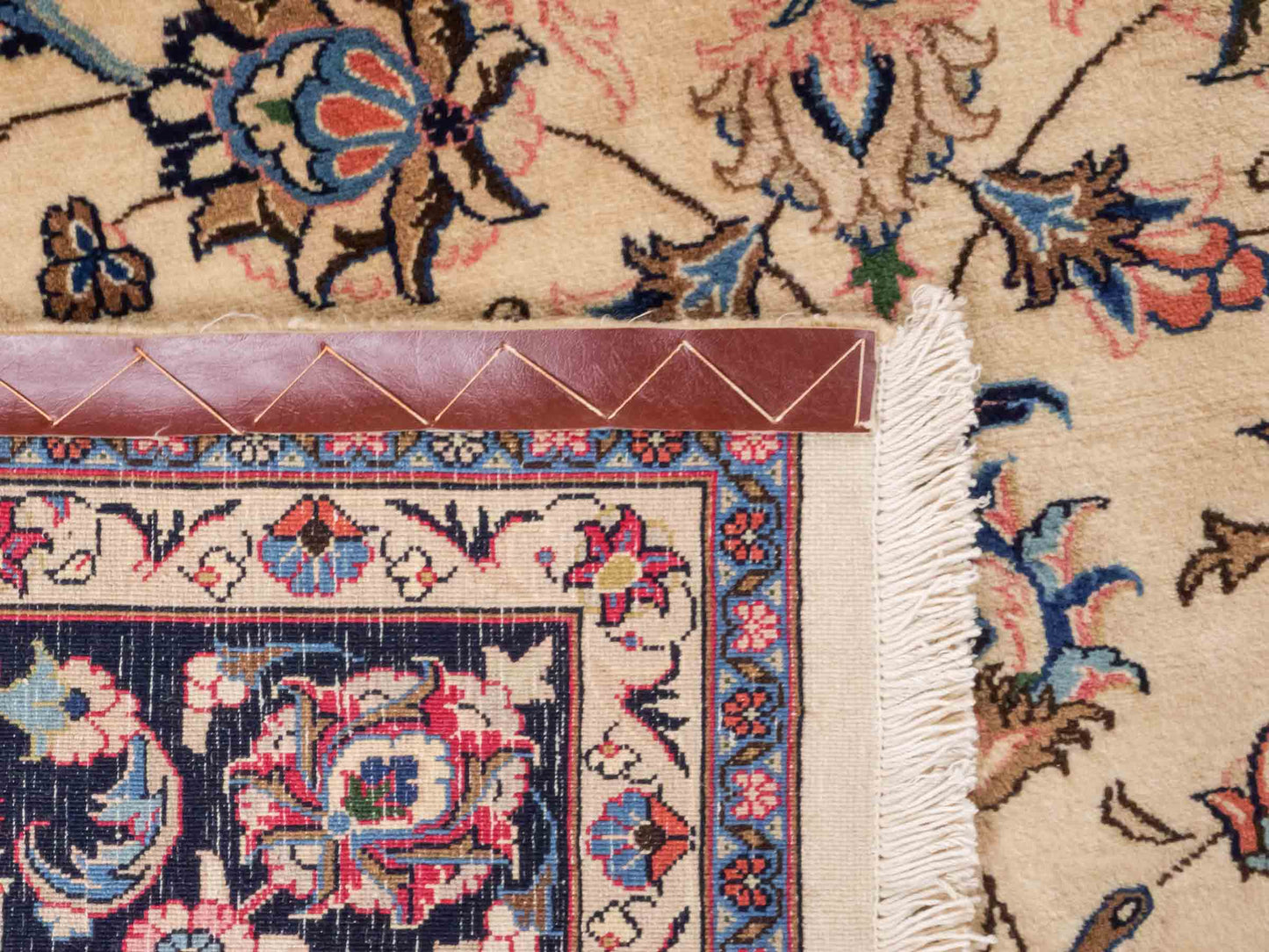 Handgeknüpfter Maschhad Perserteppich von Khademi aus Wolle, cremeweiß, beige. Klassisches, florales Allover-Design. Traditionell von Hand geknüpft in Iran / Persien. Größe: 299 cm x 198 cm. Teppichnummer: RB3-1070. Verkauf durch Jupiter Intl.