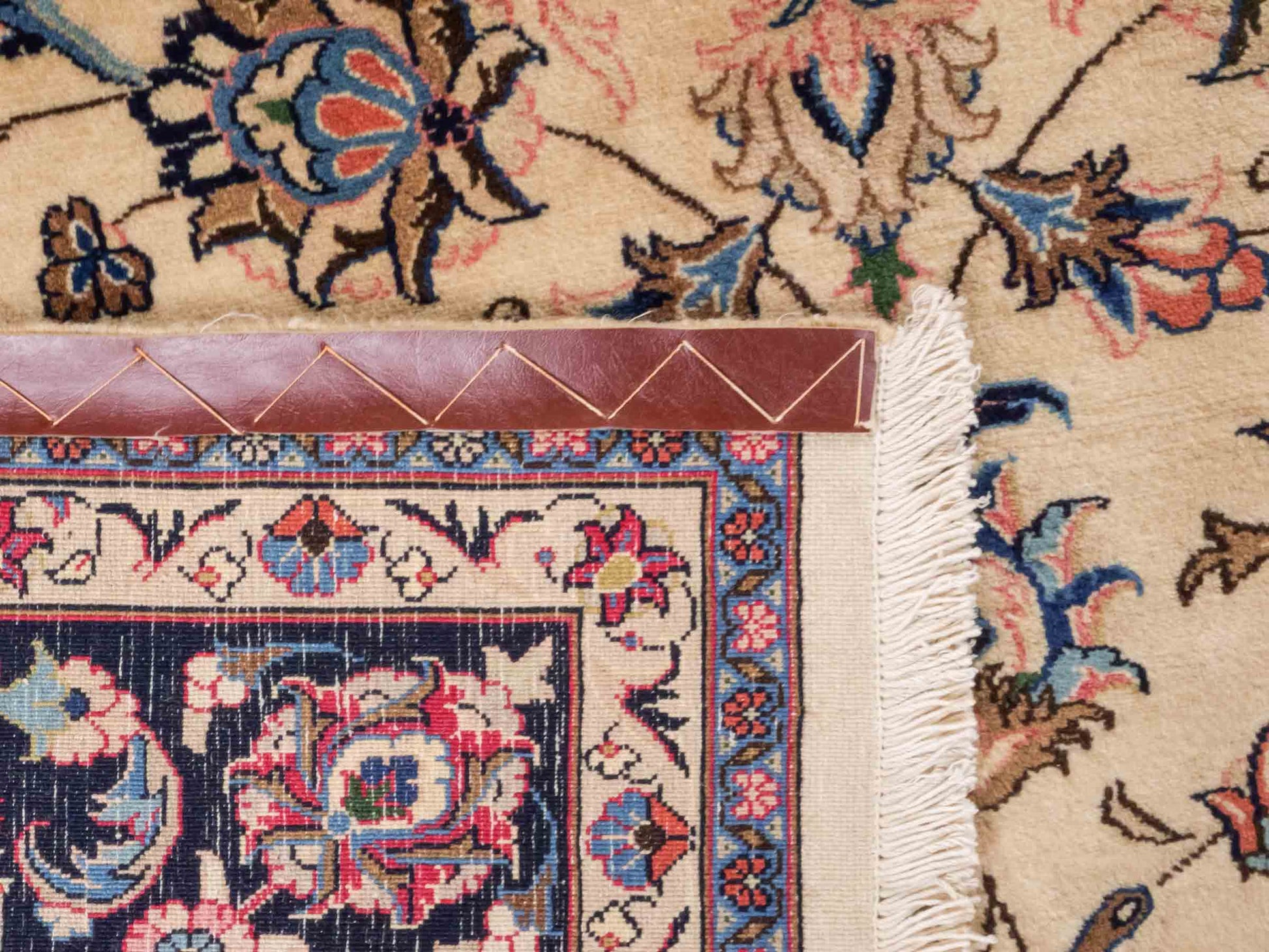 Handgeknüpfter Maschhad Perserteppich von Khademi aus Wolle, cremeweiß, beige. Klassisches, florales Allover-Design. Traditionell von Hand geknüpft in Iran / Persien. Größe: 299 cm x 198 cm. Teppichnummer: RB3-1070. Verkauf durch Jupiter Intl.