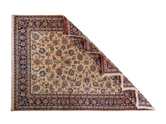 Handgeknüpfter Maschhad Perserteppich von Khademi aus Wolle, cremeweiß, beige. Klassisches, florales Allover-Design. Traditionell von Hand geknüpft in Iran / Persien. Größe: 299 cm x 198 cm. Teppichnummer: RB3-1070. Verkauf durch Jupiter Intl.