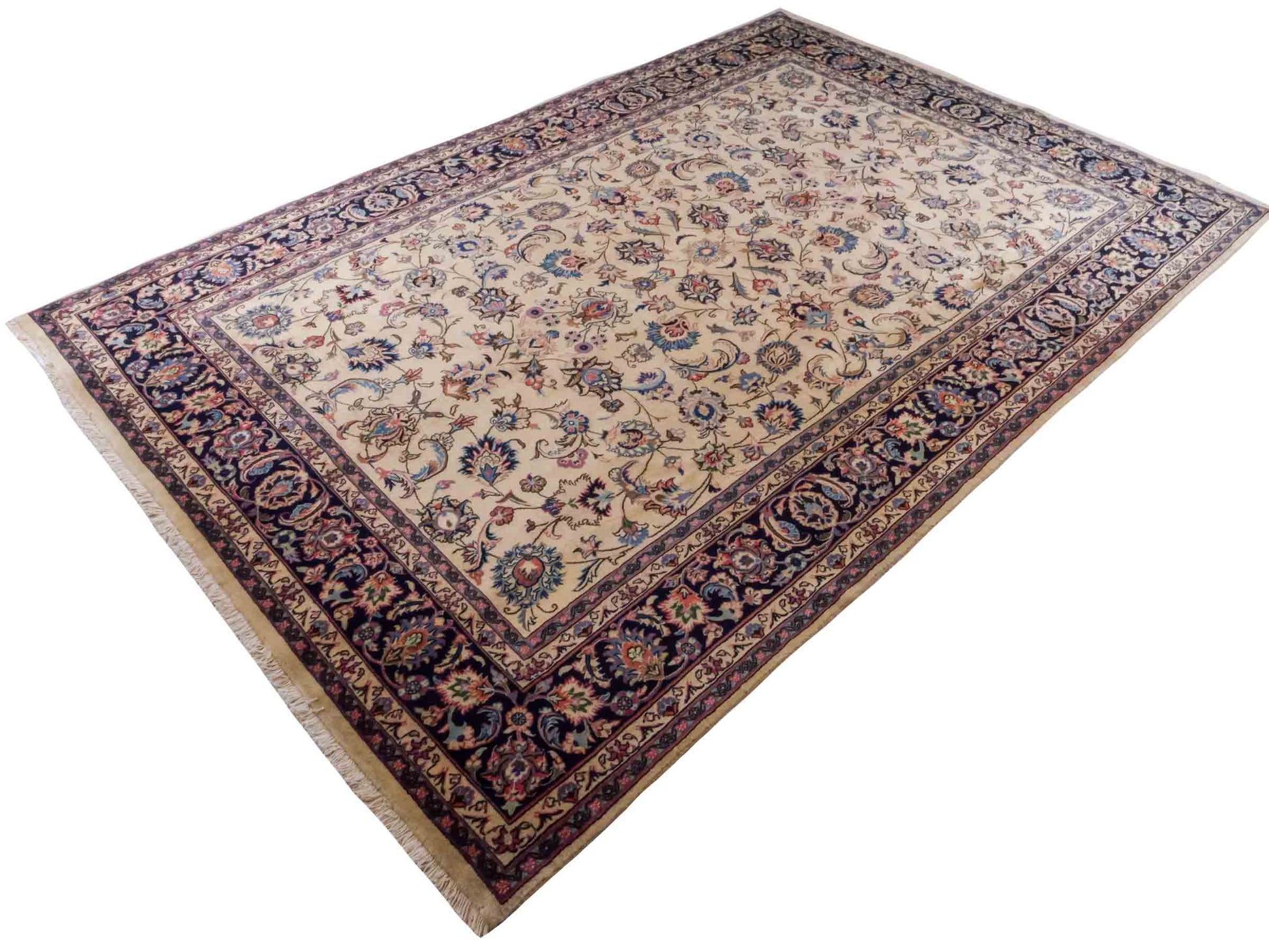 Handgeknüpfter Maschhad Perserteppich von Khademi aus Wolle, cremeweiß, beige. Klassisches, florales Allover-Design. Traditionell von Hand geknüpft in Iran / Persien. Größe: 299 cm x 198 cm. Teppichnummer: RB3-1070. Verkauf durch Jupiter Intl.