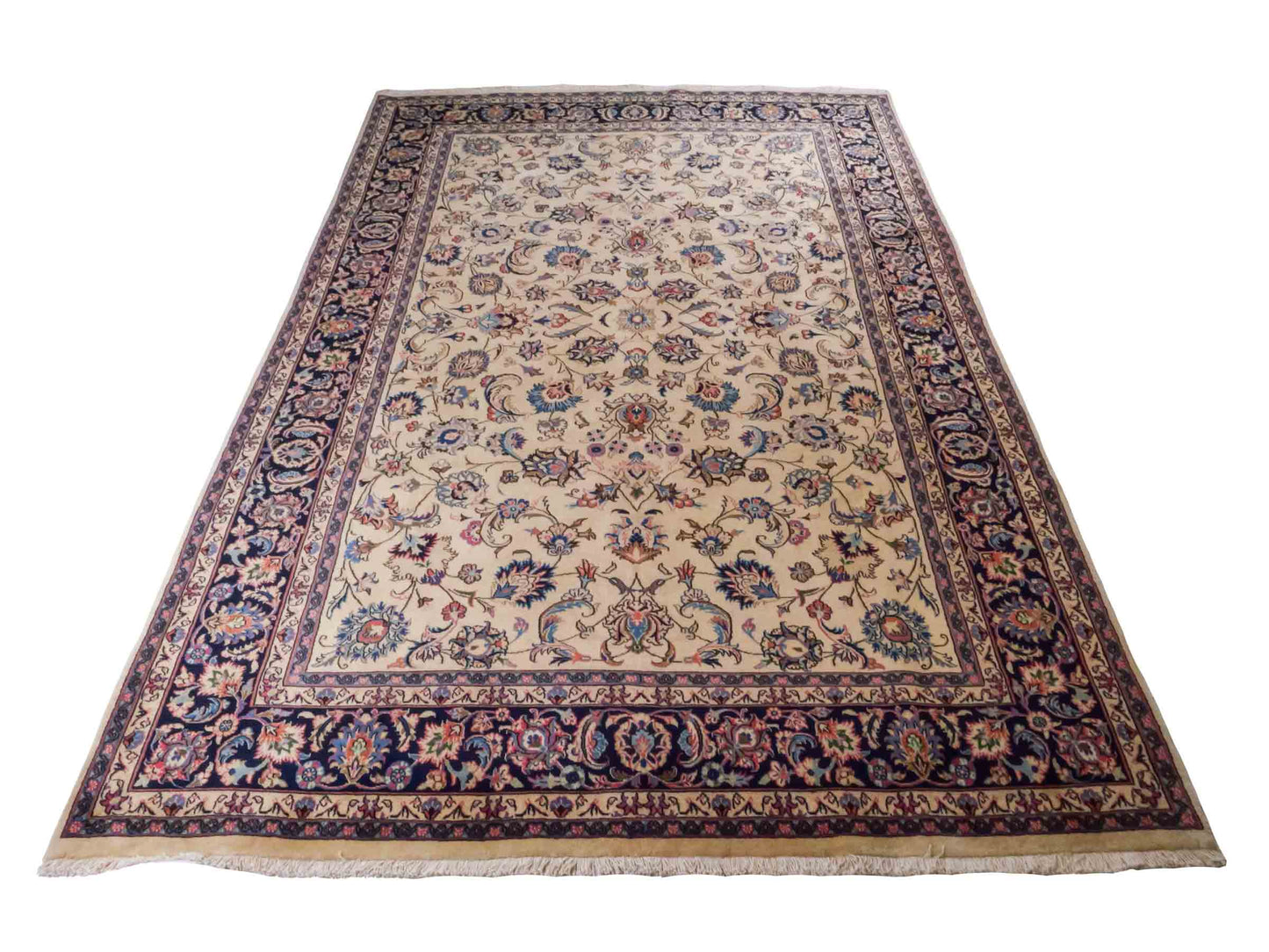 Handgeknüpfter Maschhad Perserteppich von Khademi aus Wolle, cremeweiß, beige. Klassisches, florales Allover-Design. Traditionell von Hand geknüpft in Iran / Persien. Größe: 299 cm x 198 cm. Teppichnummer: RB3-1070. Verkauf durch Jupiter Intl.