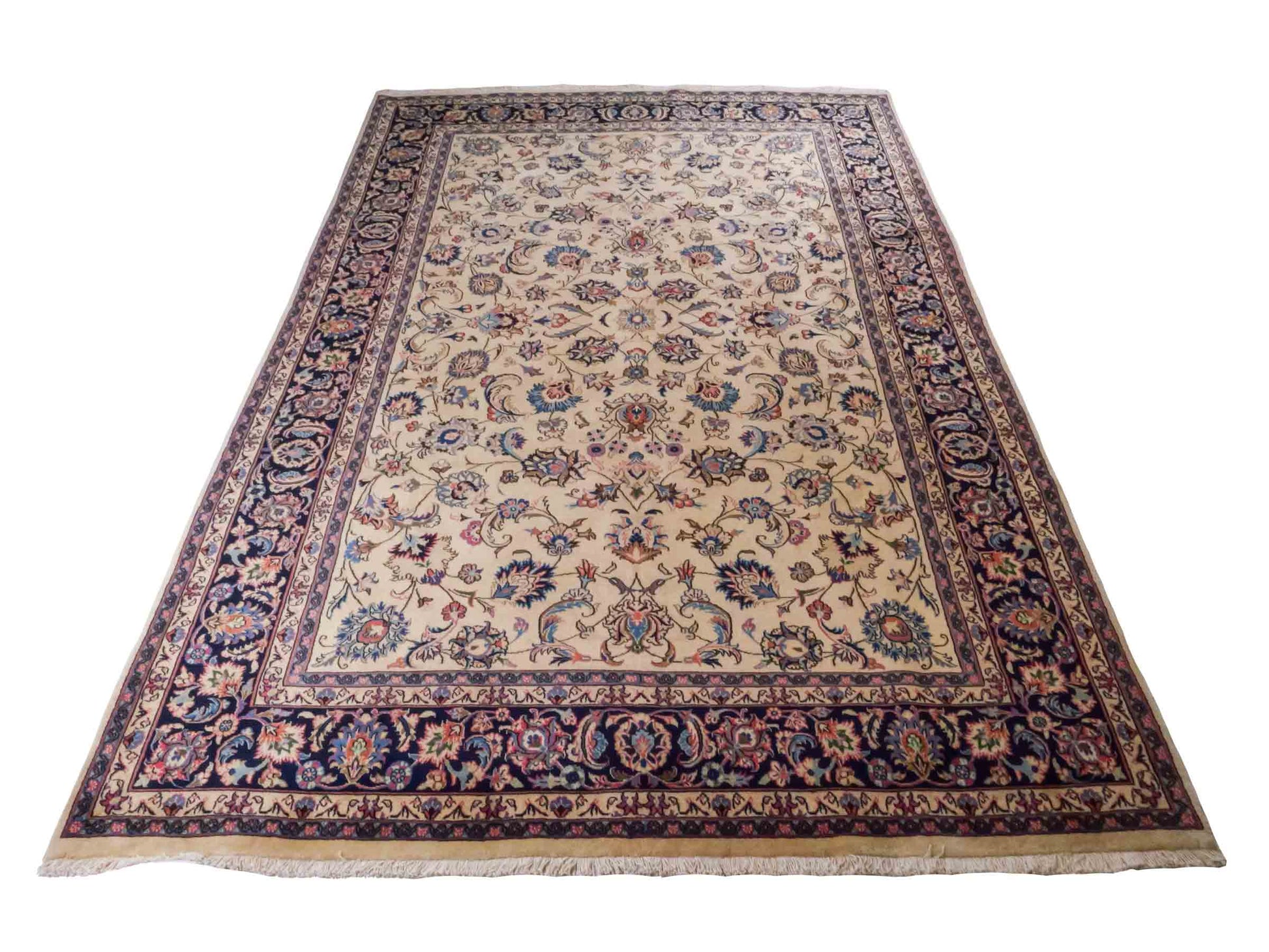 Handgeknüpfter Maschhad Perserteppich von Khademi aus Wolle, cremeweiß, beige. Klassisches, florales Allover-Design. Traditionell von Hand geknüpft in Iran / Persien. Größe: 299 cm x 198 cm. Teppichnummer: RB3-1070. Verkauf durch Jupiter Intl.
