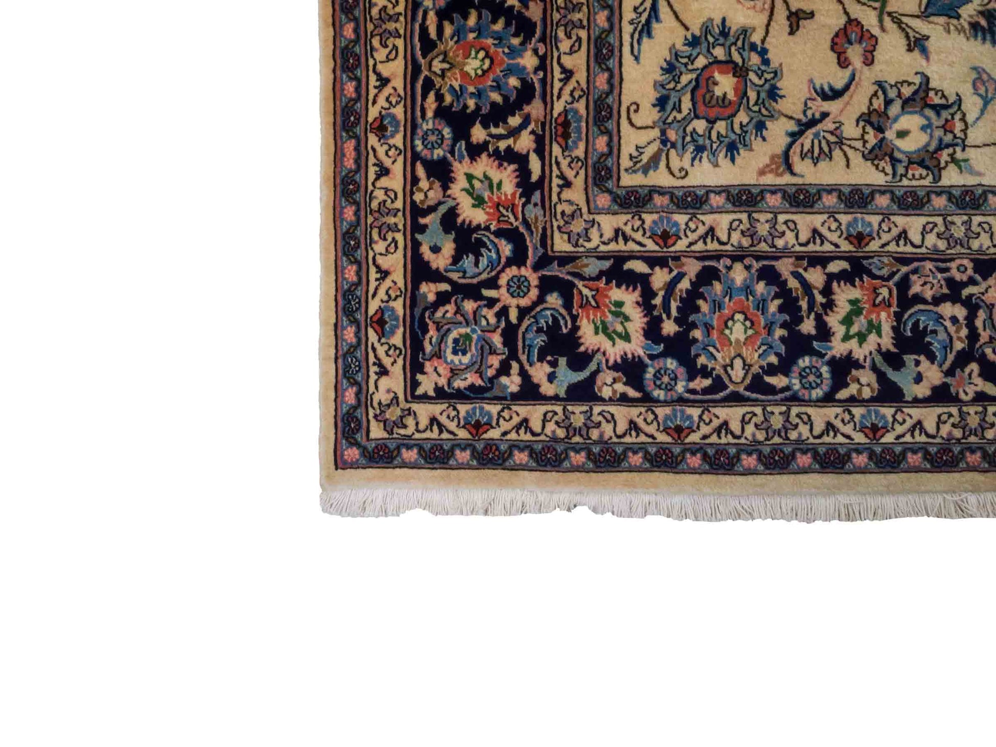 Handgeknüpfter Maschhad Perserteppich von Khademi aus Wolle, cremeweiß, beige. Klassisches, florales Allover-Design. Traditionell von Hand geknüpft in Iran / Persien. Größe: 299 cm x 198 cm. Teppichnummer: RB3-1070. Verkauf durch Jupiter Intl.