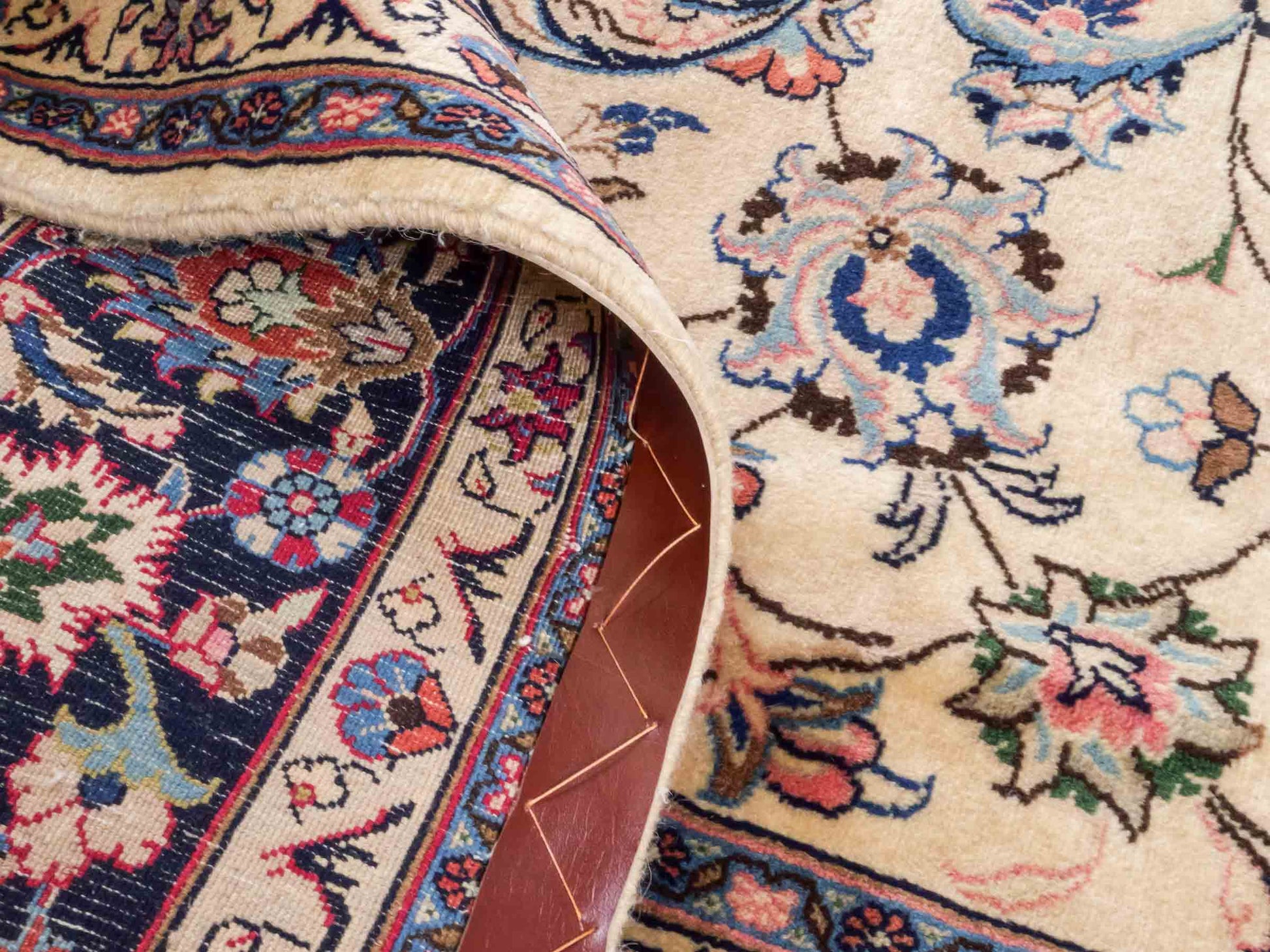 Handgeknüpfter Maschhad Perserteppich von Khademi aus Wolle, cremeweiß, beige. Klassisches, florales Allover-Design. Traditionell von Hand geknüpft in Iran / Persien. Größe: 299 cm x 198 cm. Teppichnummer: RB3-1070. Verkauf durch Jupiter Intl.