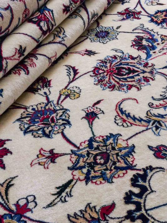 Handgeknüpfter Maschhad Perserteppich von Khademi aus Wolle mit Seide, creme. Klassisches, florales Allover-Design. Traditionell von Hand geknüpft in Iran / Persien. Größe: 358 cm x 247 cm. Teppichnummer: RB3-1071. Verkauf durch Jupiter Intl.