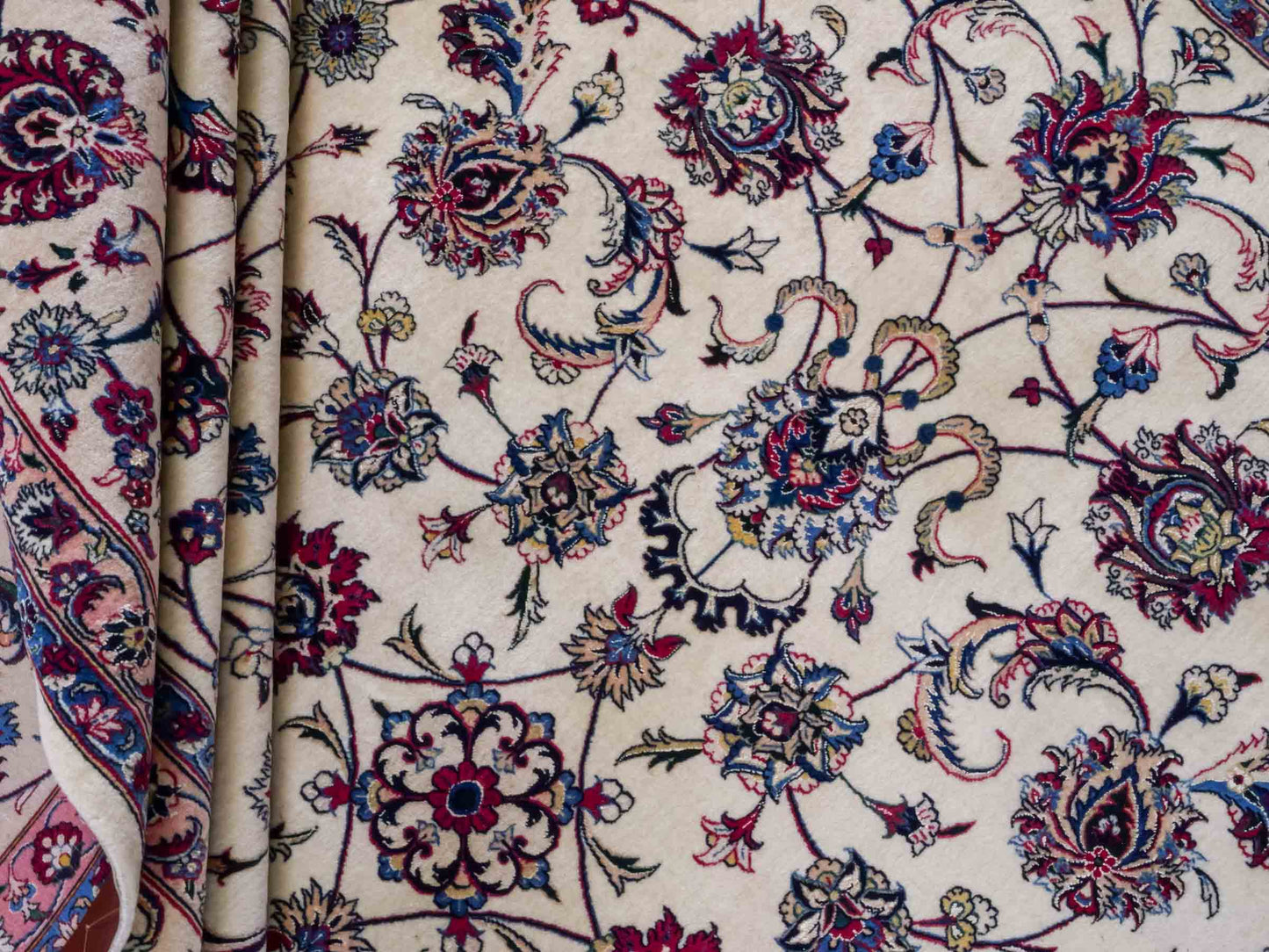 Handgeknüpfter Maschhad Perserteppich von Khademi aus Wolle mit Seide, creme. Klassisches, florales Allover-Design. Traditionell von Hand geknüpft in Iran / Persien. Größe: 358 cm x 247 cm. Teppichnummer: RB3-1071. Verkauf durch Jupiter Intl.