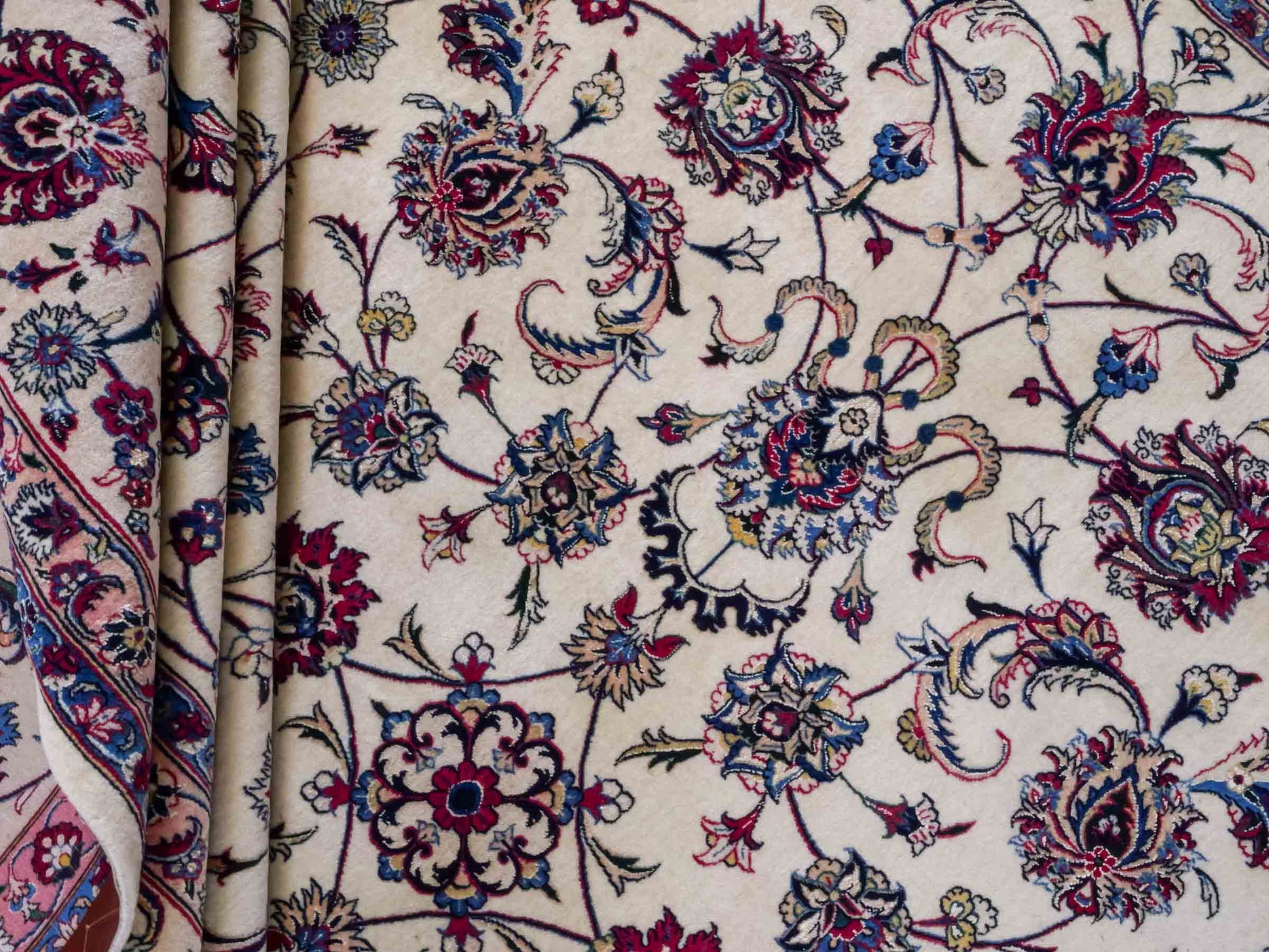 Handgeknüpfter Maschhad Perserteppich von Khademi aus Wolle mit Seide, creme. Klassisches, florales Allover-Design. Traditionell von Hand geknüpft in Iran / Persien. Größe: 358 cm x 247 cm. Teppichnummer: RB3-1071. Verkauf durch Jupiter Intl.