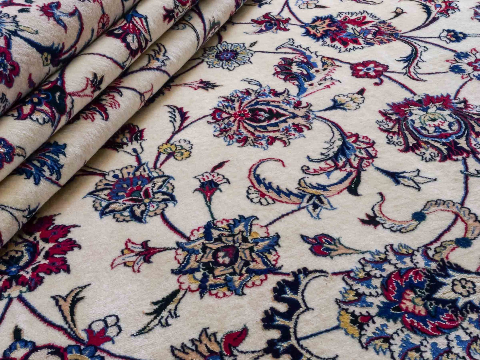 Handgeknüpfter Maschhad Perserteppich von Khademi aus Wolle mit Seide, creme. Klassisches, florales Allover-Design. Traditionell von Hand geknüpft in Iran / Persien. Größe: 358 cm x 247 cm. Teppichnummer: RB3-1071. Verkauf durch Jupiter Intl.
