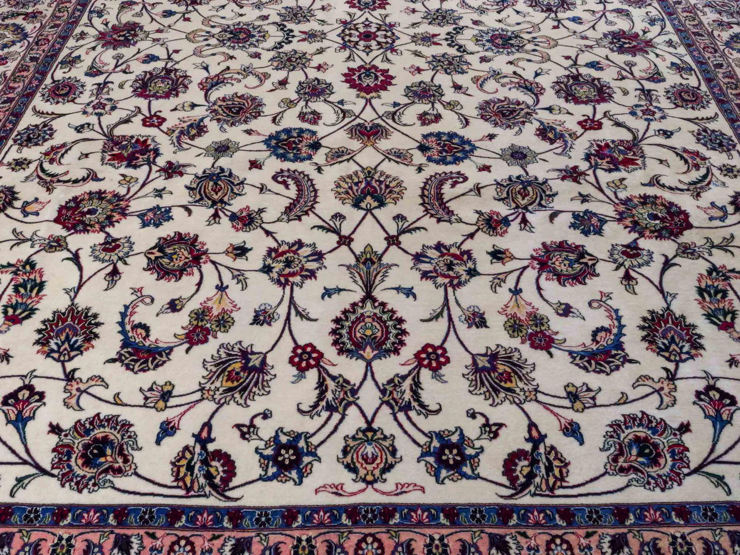 Handgeknüpfter Maschhad Perserteppich von Khademi aus Wolle mit Seide, creme. Klassisches, florales Allover-Design. Traditionell von Hand geknüpft in Iran / Persien. Größe: 358 cm x 247 cm. Teppichnummer: RB3-1071. Verkauf durch Jupiter Intl.