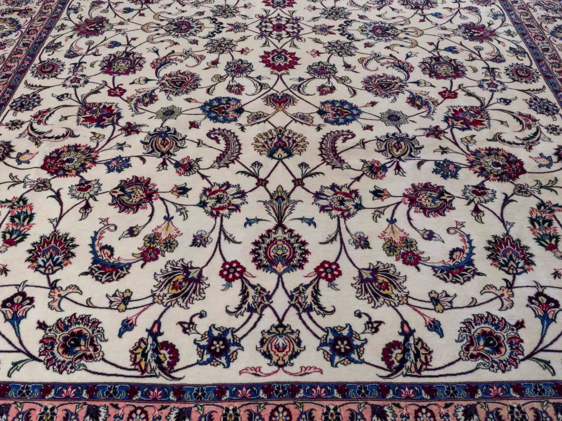 Handgeknüpfter Maschhad Perserteppich von Khademi aus Wolle mit Seide, creme. Klassisches, florales Allover-Design. Traditionell von Hand geknüpft in Iran / Persien. Größe: 358 cm x 247 cm. Teppichnummer: RB3-1071. Verkauf durch Jupiter Intl.