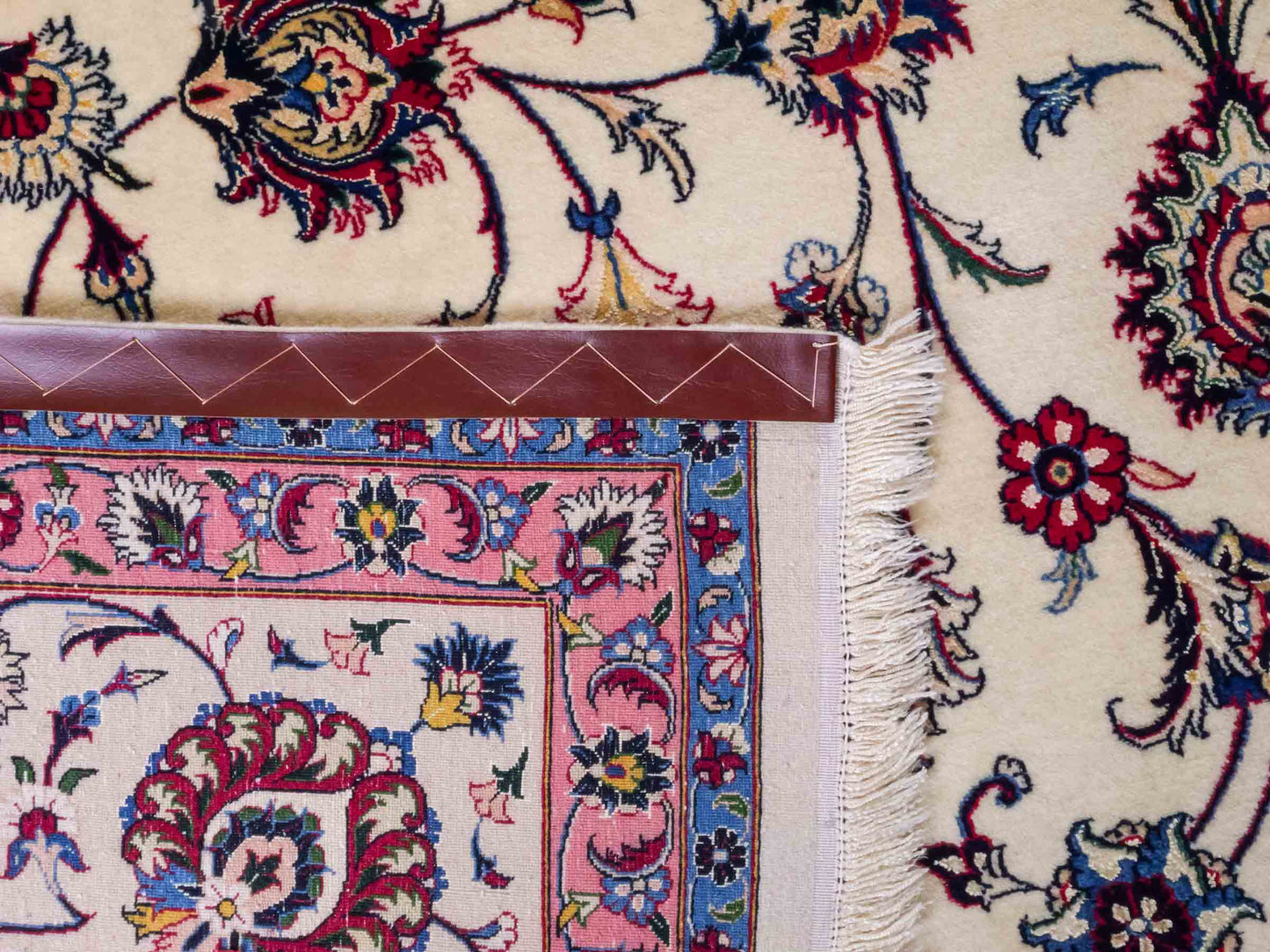 Handgeknüpfter Maschhad Perserteppich von Khademi aus Wolle mit Seide, creme. Klassisches, florales Allover-Design. Traditionell von Hand geknüpft in Iran / Persien. Größe: 358 cm x 247 cm. Teppichnummer: RB3-1071. Verkauf durch Jupiter Intl.