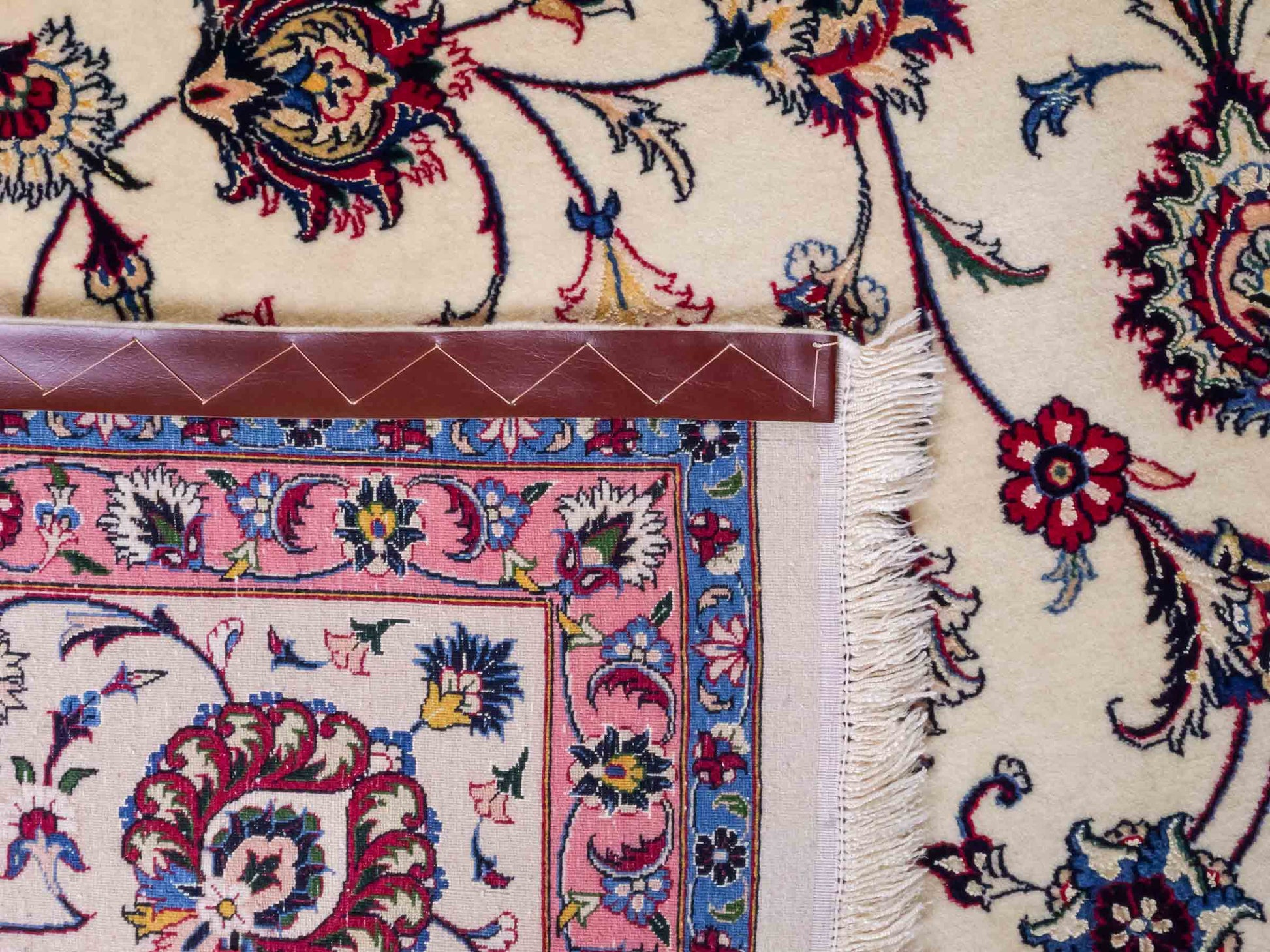 Handgeknüpfter Maschhad Perserteppich von Khademi aus Wolle mit Seide, creme. Klassisches, florales Allover-Design. Traditionell von Hand geknüpft in Iran / Persien. Größe: 358 cm x 247 cm. Teppichnummer: RB3-1071. Verkauf durch Jupiter Intl.