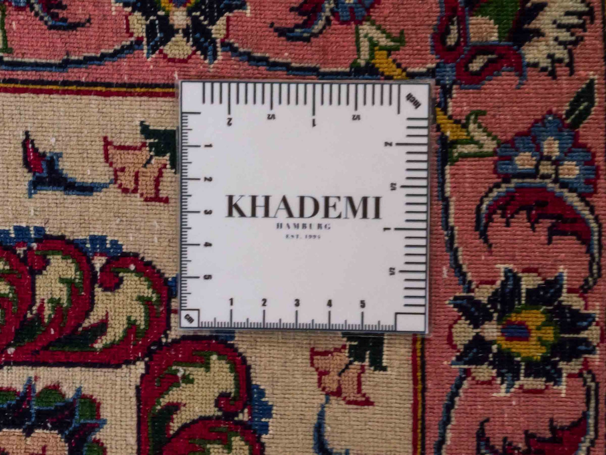 Handgeknüpfter Maschhad Perserteppich von Khademi aus Wolle mit Seide, creme. Klassisches, florales Allover-Design. Traditionell von Hand geknüpft in Iran / Persien. Größe: 358 cm x 247 cm. Teppichnummer: RB3-1071. Verkauf durch Jupiter Intl.