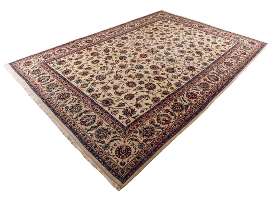 Handgeknüpfter Maschhad Perserteppich von Khademi aus Wolle mit Seide, creme. Klassisches, florales Allover-Design. Traditionell von Hand geknüpft in Iran / Persien. Größe: 358 cm x 247 cm. Teppichnummer: RB3-1071. Verkauf durch Jupiter Intl.