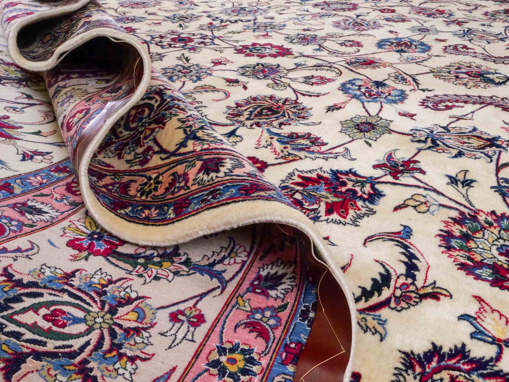 Handgeknüpfter Maschhad Perserteppich von Khademi aus Wolle mit Seide, creme. Klassisches, florales Allover-Design. Traditionell von Hand geknüpft in Iran / Persien. Größe: 358 cm x 247 cm. Teppichnummer: RB3-1071. Verkauf durch Jupiter Intl.