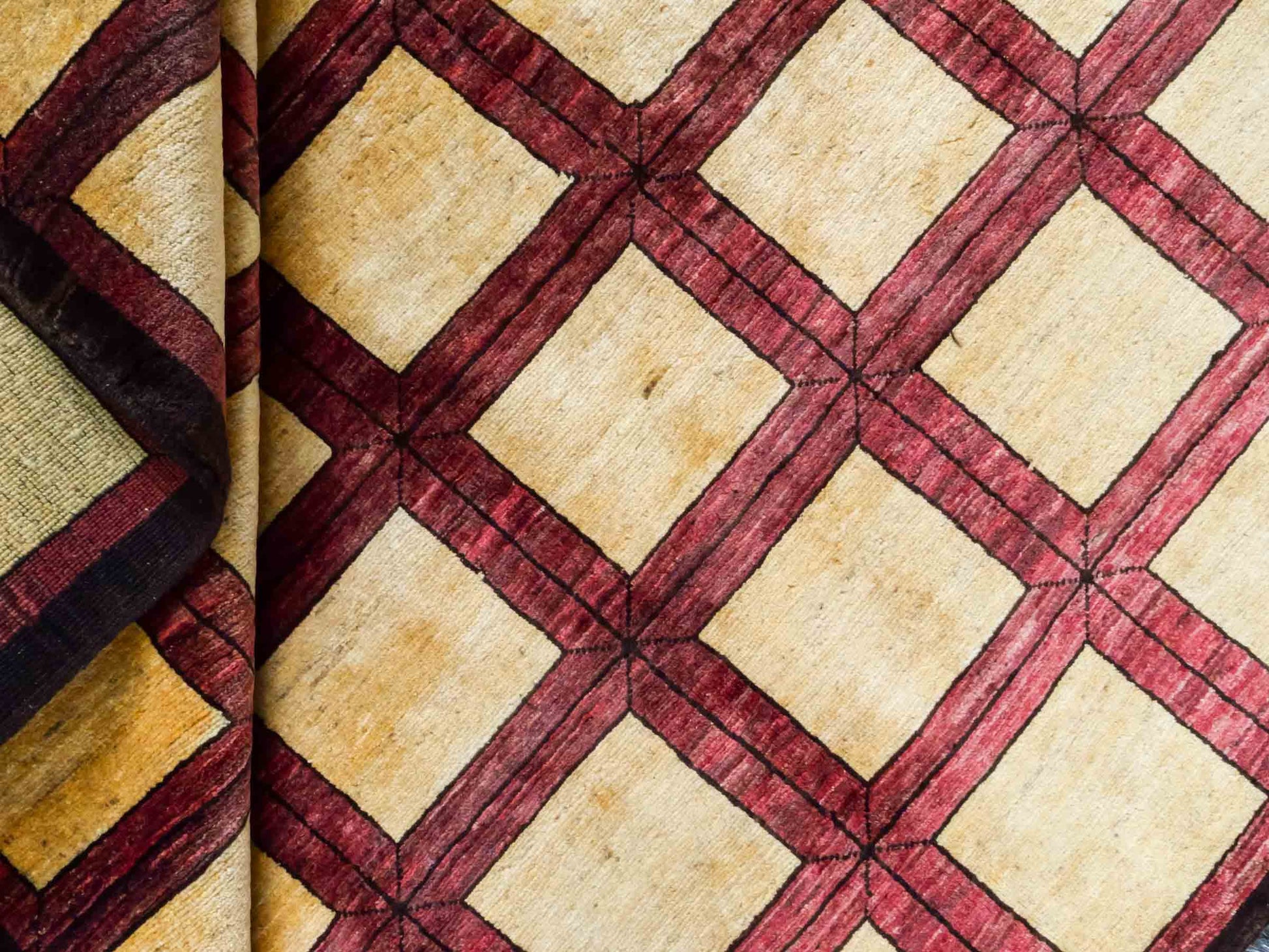 Handgeknüpfter Design Ziegler Orientteppich von Khademi aus Wolle, beige, rot, gold. Modernes Box- / Feldmuster. Traditionell von Hand geknüpft in Afghanistan. Größe: 177 cm x 144 cm. Teppichnummer: RB3-1015. Verkauf durch Jupiter Intl.