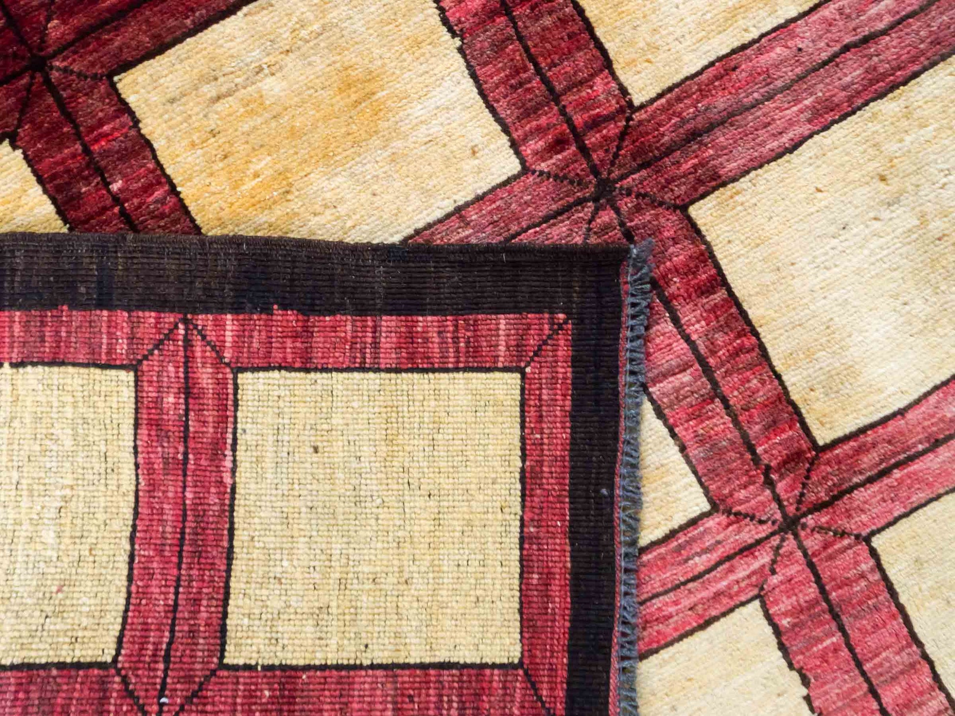 Handgeknüpfter Design Ziegler Orientteppich von Khademi aus Wolle, beige, rot, gold. Modernes Box- / Feldmuster. Traditionell von Hand geknüpft in Afghanistan. Größe: 177 cm x 144 cm. Teppichnummer: RB3-1015. Verkauf durch Jupiter Intl.