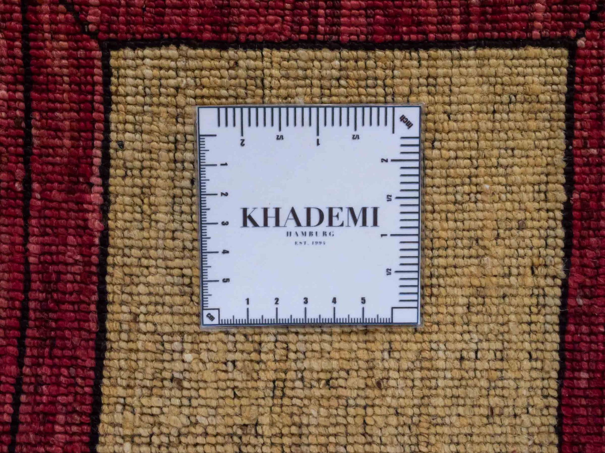 Handgeknüpfter Design Ziegler Orientteppich von Khademi aus Wolle, beige, rot, gold. Modernes Box- / Feldmuster. Traditionell von Hand geknüpft in Afghanistan. Größe: 177 cm x 144 cm. Teppichnummer: RB3-1015. Verkauf durch Jupiter Intl.