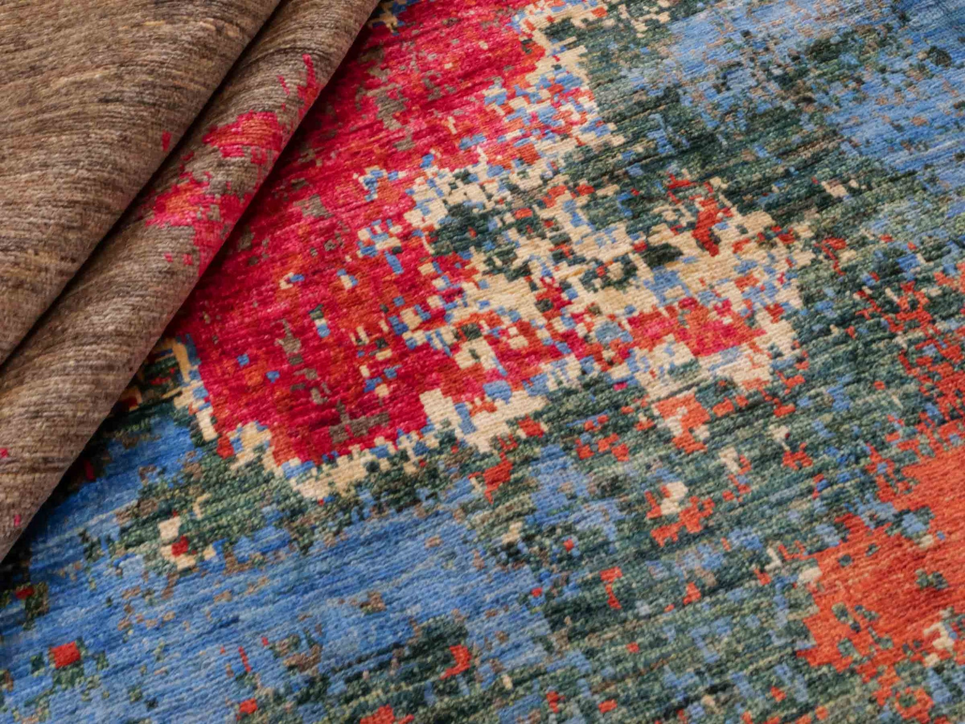 Handgeknüpfter Design Ziegler Orientteppich von Khademi aus Wolle, braun, rot, blau. Abstrakt-modernem Design. Traditionell von Hand geknüpft in Afghanistan. Größe: 236 cm x 172 cm. Teppichnummer: RB3-1036. Verkauf durch Jupiter Intl.