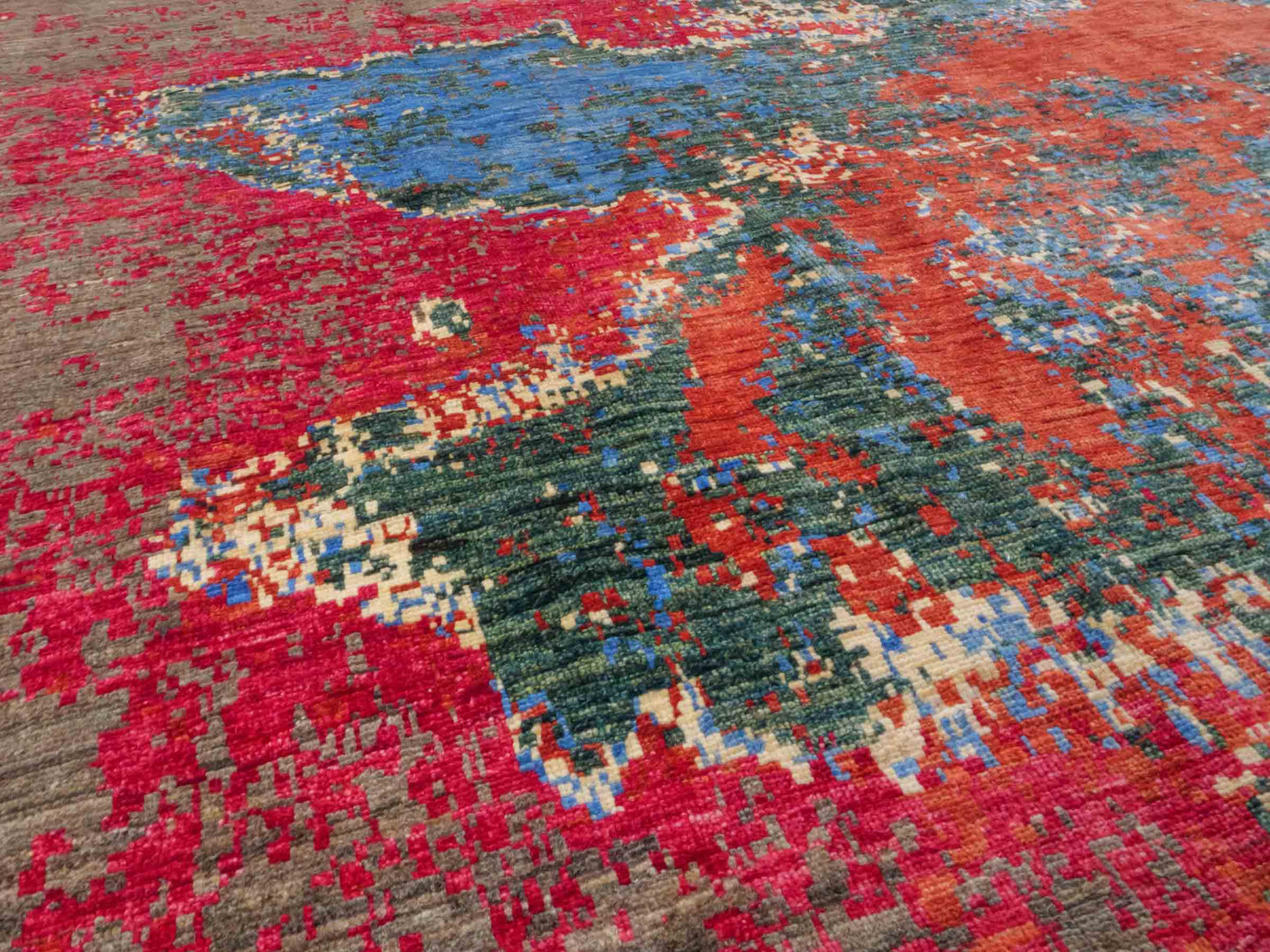 Handgeknüpfter Design Ziegler Orientteppich von Khademi aus Wolle, braun, rot, blau. Abstrakt-modernem Design. Traditionell von Hand geknüpft in Afghanistan. Größe: 236 cm x 172 cm. Teppichnummer: RB3-1036. Verkauf durch Jupiter Intl.