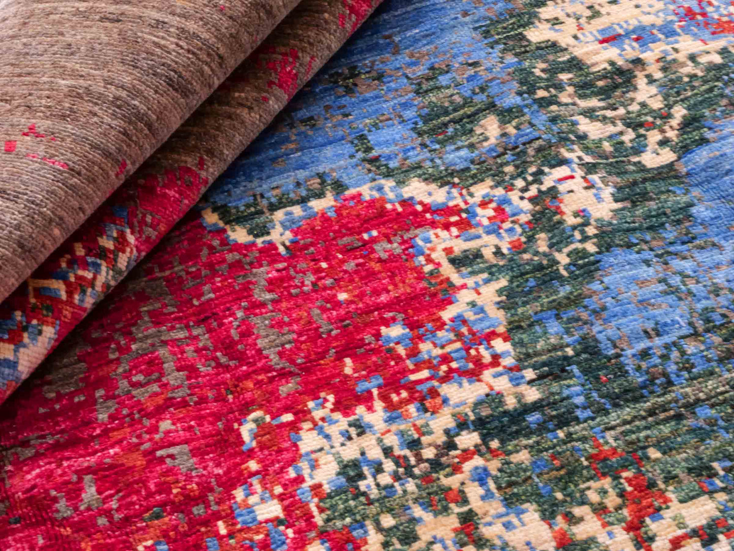 Handgeknüpfter Design Ziegler Orientteppich von Khademi aus Wolle, braun, rot, blau. Abstrakt-modernem Design. Traditionell von Hand geknüpft in Afghanistan. Größe: 239 cm x 169 cm. Teppichnummer: RB3-1037. Verkauf durch Jupiter Intl.