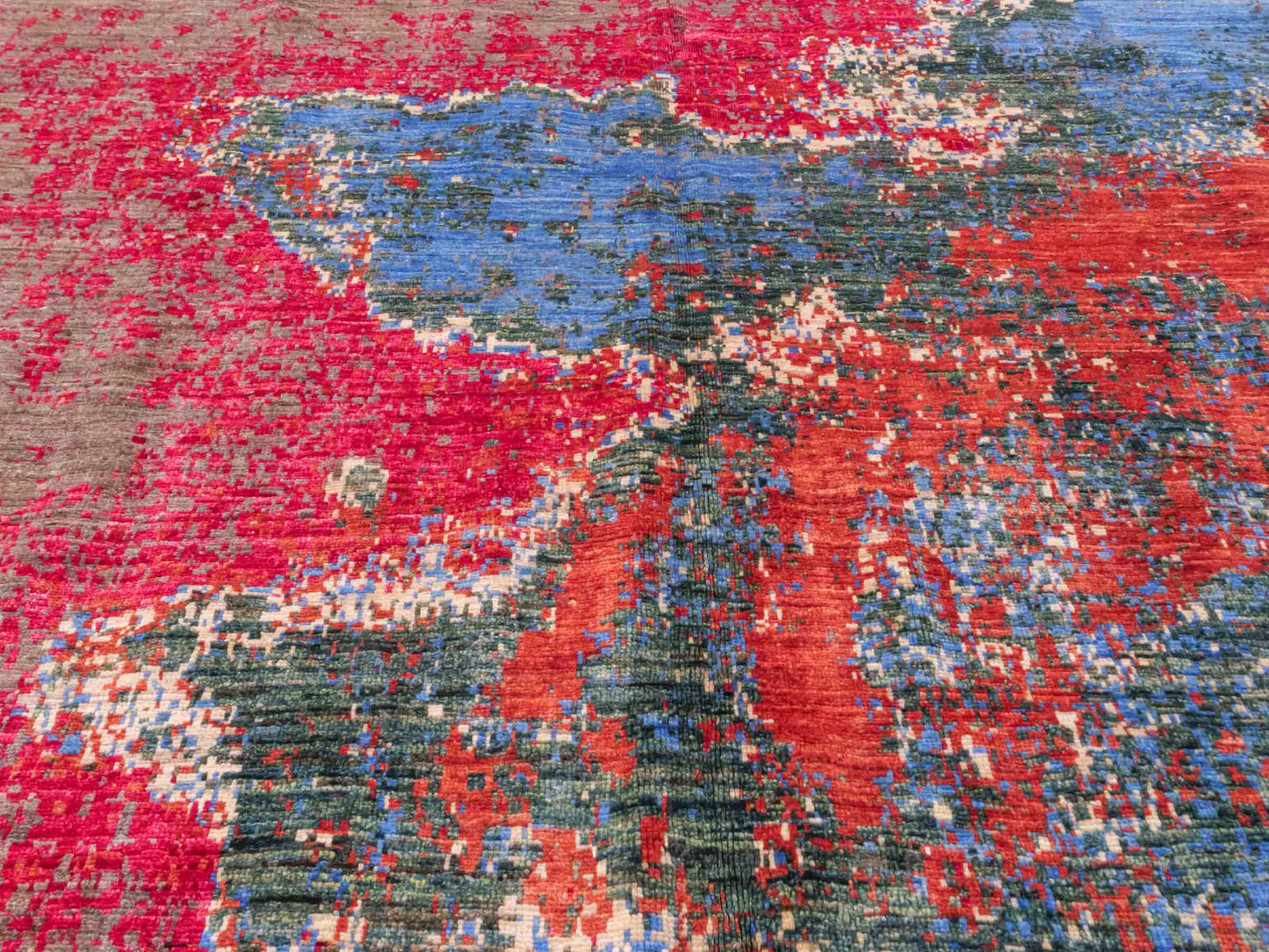 Handgeknüpfter Design Ziegler Orientteppich von Khademi aus Wolle, braun, rot, blau. Abstrakt-modernem Design. Traditionell von Hand geknüpft in Afghanistan. Größe: 239 cm x 169 cm. Teppichnummer: RB3-1037. Verkauf durch Jupiter Intl.