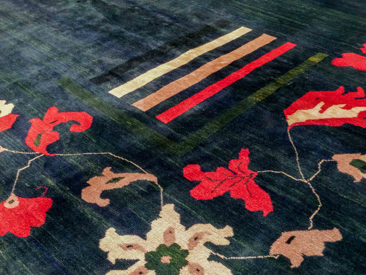 Handgeknüpfter Design Ziegler Orientteppich von Khademi aus Wolle, grün, dunkelgrün. Modernes, einfarbiges Graphik-Design. Von Hand geknüpft in Afghanistan. Größe: 299 cm x 204 cm. Teppichnummer: RB3-1010. Verkauf durch Jupiter Intl.