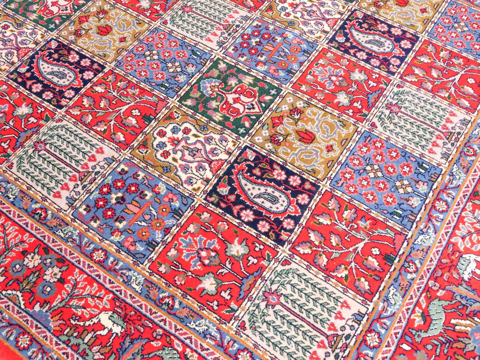Handgeknüpfter Moud Perserteppich von Khademi aus Wolle, rot-mehrfarbig. Feiner, persischer Teppich mit Feldmuster. Orientteppich, geknüpft in Iran. Größe: 296 x 187 cm. Teppichnummer: SB3-1176 | Jupiter Intl