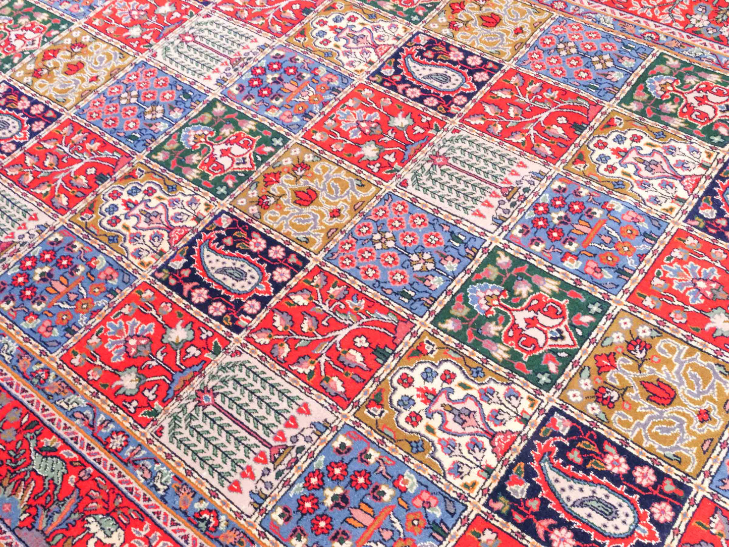 Handgeknüpfter Moud Perserteppich von Khademi aus Wolle, rot-mehrfarbig. Feiner, persischer Teppich mit Feldmuster. Orientteppich, geknüpft in Iran. Größe: 296 x 187 cm. Teppichnummer: SB3-1176 | Jupiter Intl