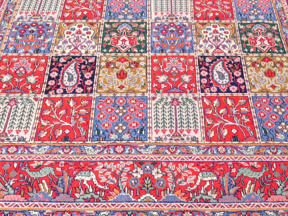 Handgeknüpfter Moud Perserteppich von Khademi aus Wolle, rot-mehrfarbig. Feiner, persischer Teppich mit Feldmuster. Orientteppich, geknüpft in Iran. Größe: 296 x 187 cm. Teppichnummer: SB3-1176 | Jupiter Intl