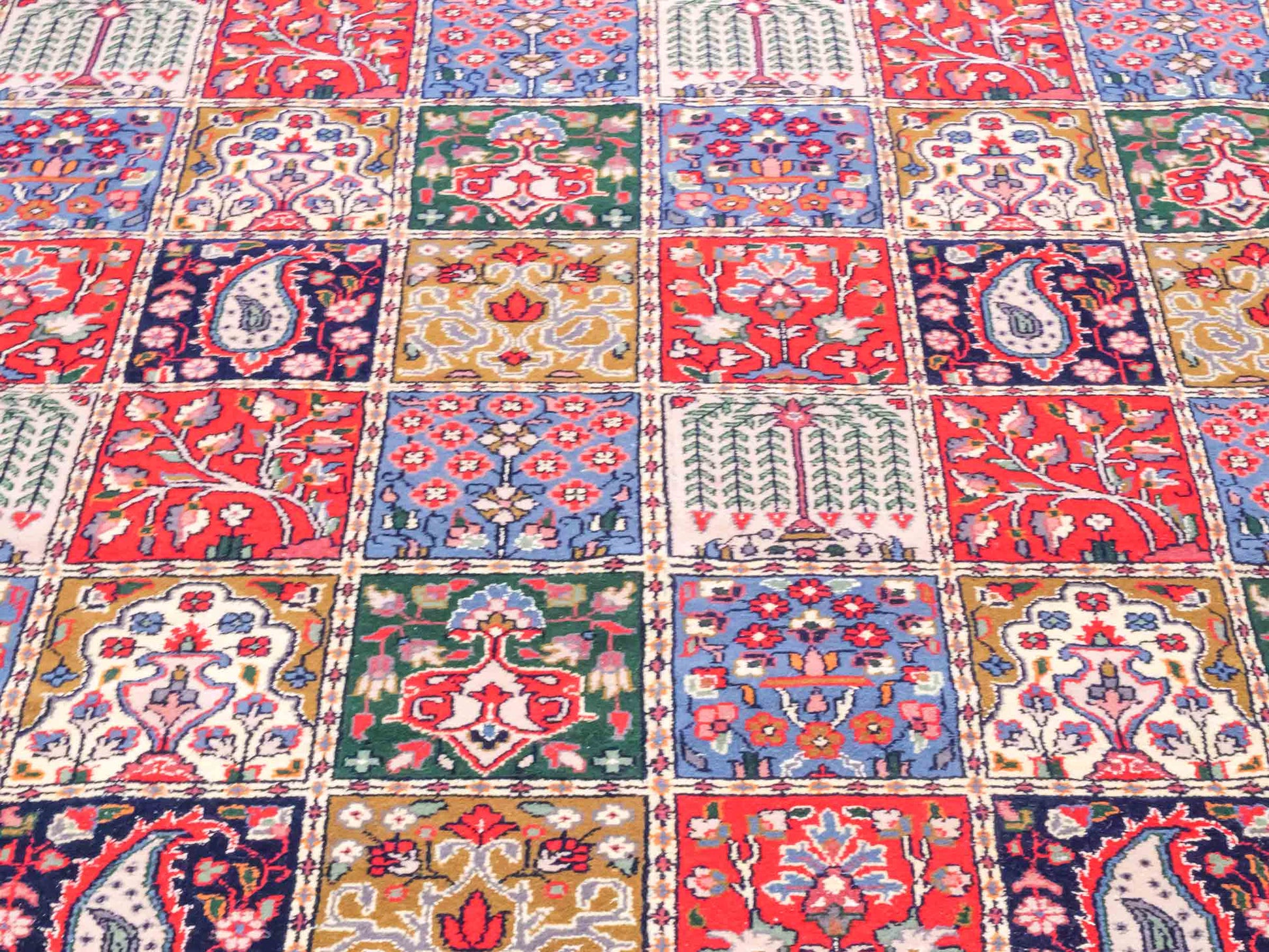 Handgeknüpfter Moud Perserteppich von Khademi aus Wolle, rot-mehrfarbig. Feiner, persischer Teppich mit Feldmuster. Orientteppich, geknüpft in Iran. Größe: 296 x 187 cm. Teppichnummer: SB3-1176 | Jupiter Intl
