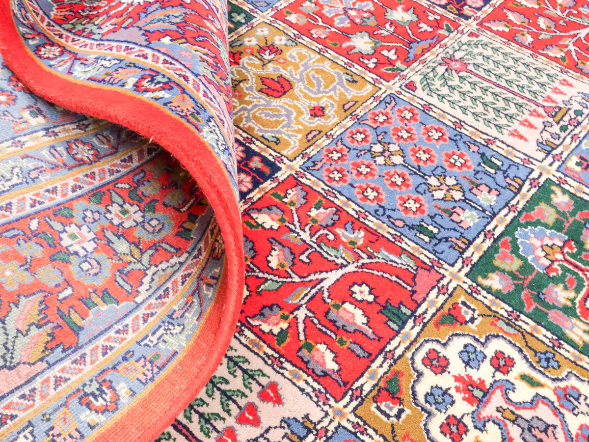 Handgeknüpfter Moud Perserteppich von Khademi aus Wolle, rot-mehrfarbig. Feiner, persischer Teppich mit Feldmuster. Orientteppich, geknüpft in Iran. Größe: 296 x 187 cm. Teppichnummer: SB3-1176 | Jupiter Intl